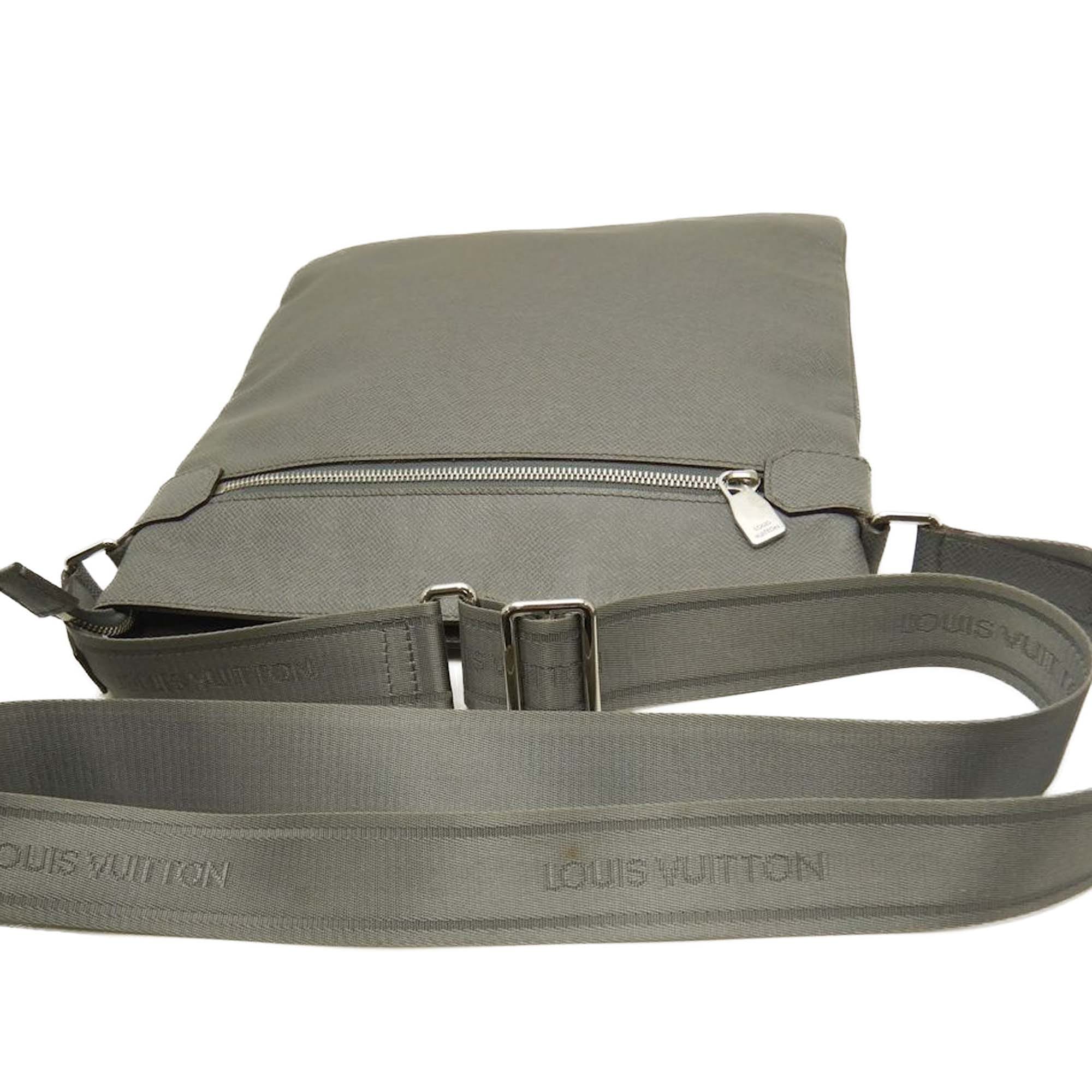 Louis Vuitton Taiga Sasha