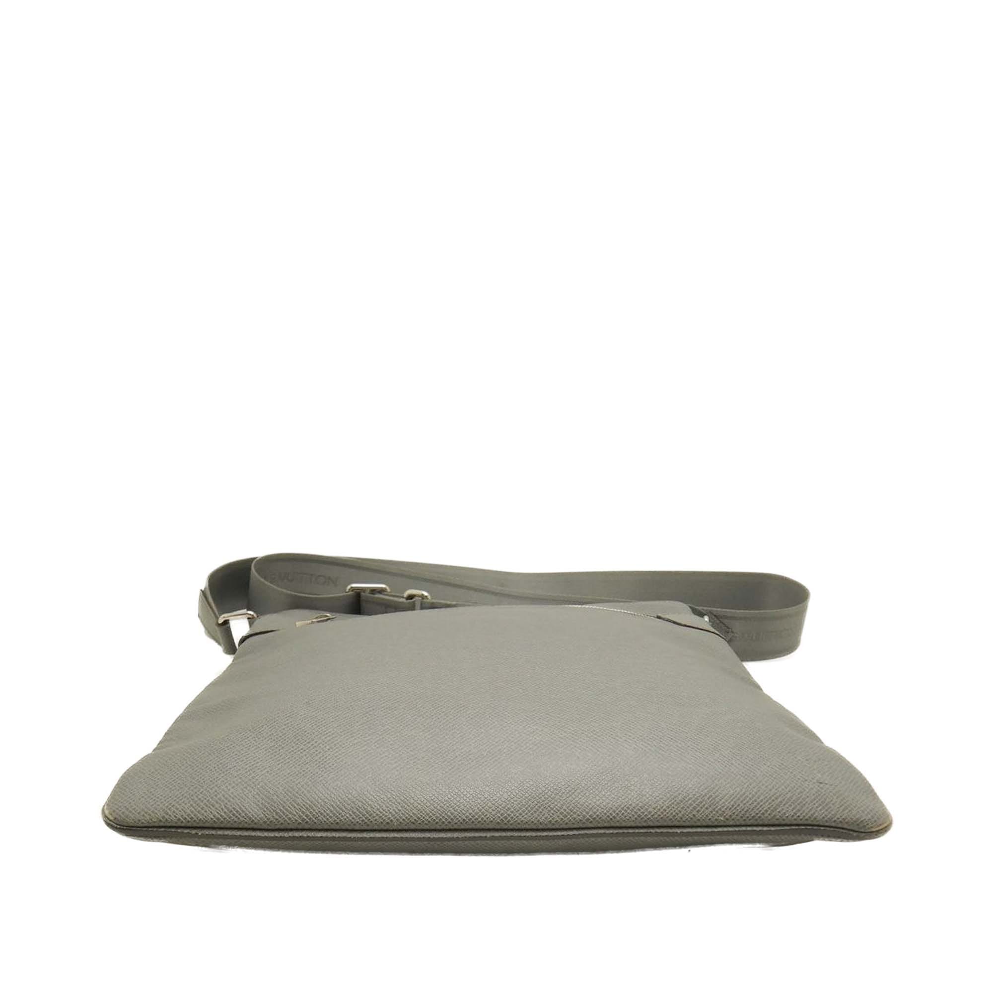 Louis Vuitton Taiga Sasha