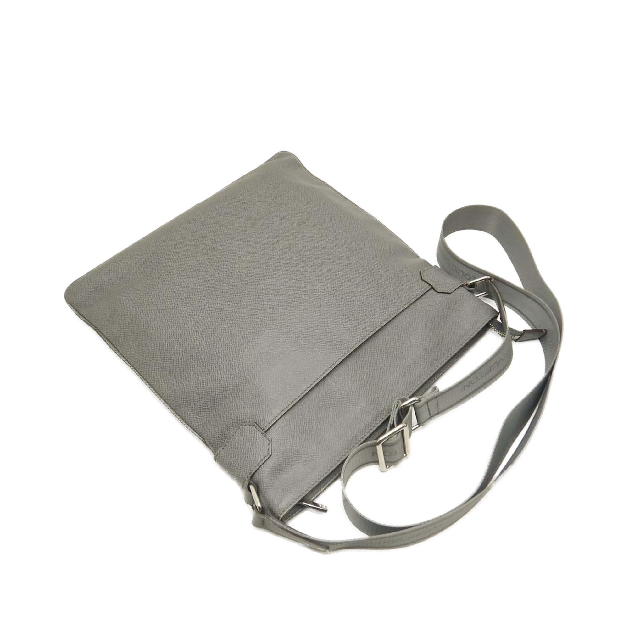 Louis Vuitton Taiga Sasha