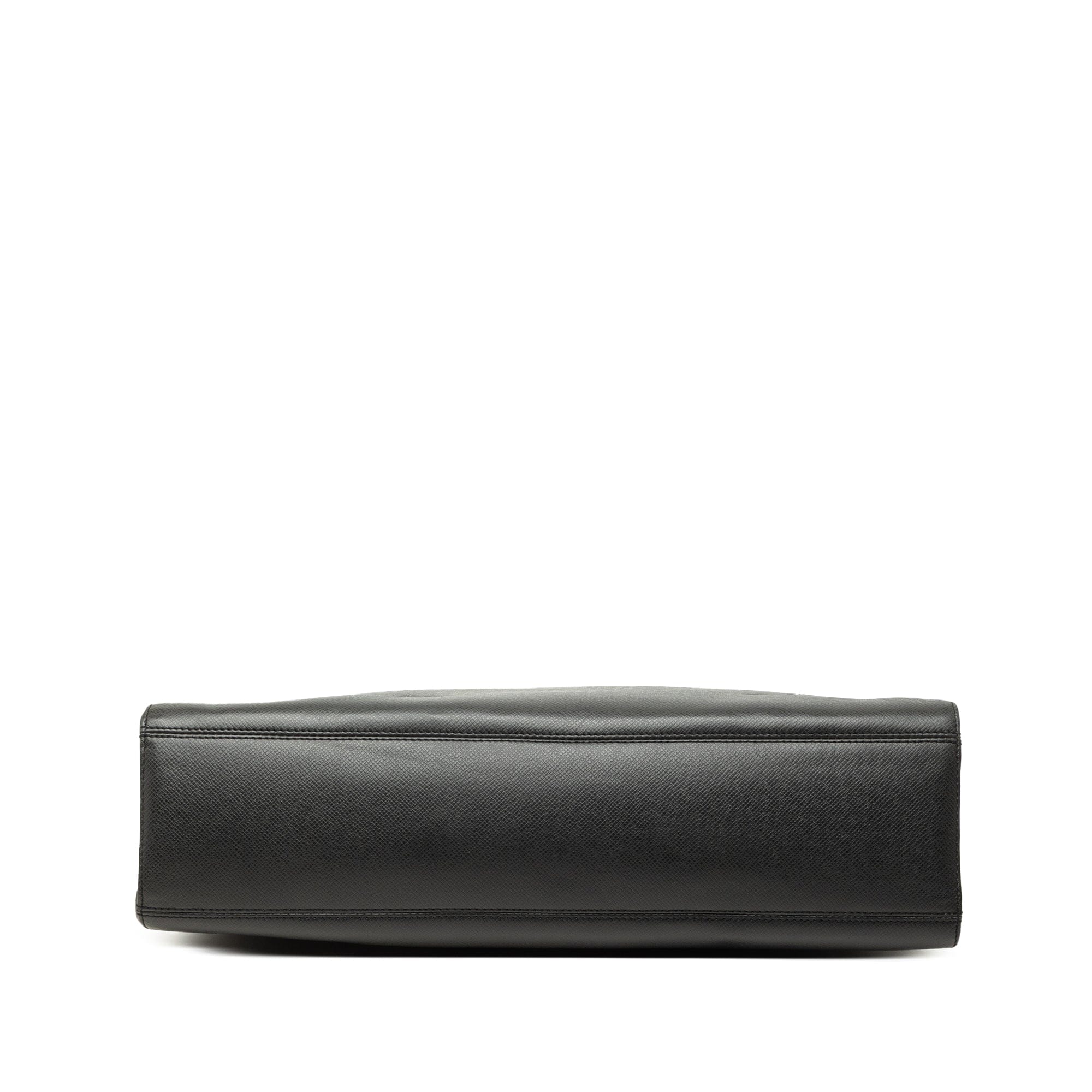 Louis Vuitton Taiga Kasbek GM