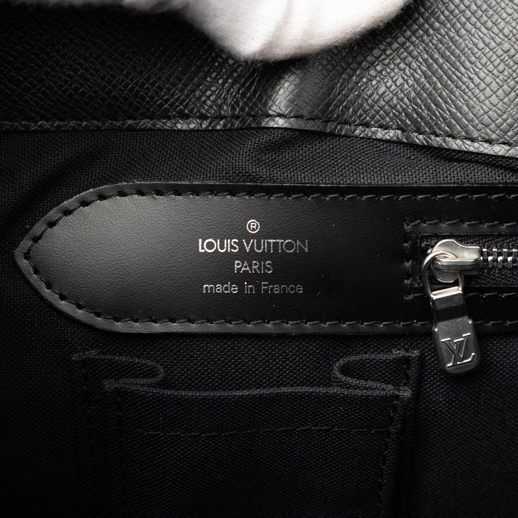 Louis Vuitton Taiga Kasbek GM