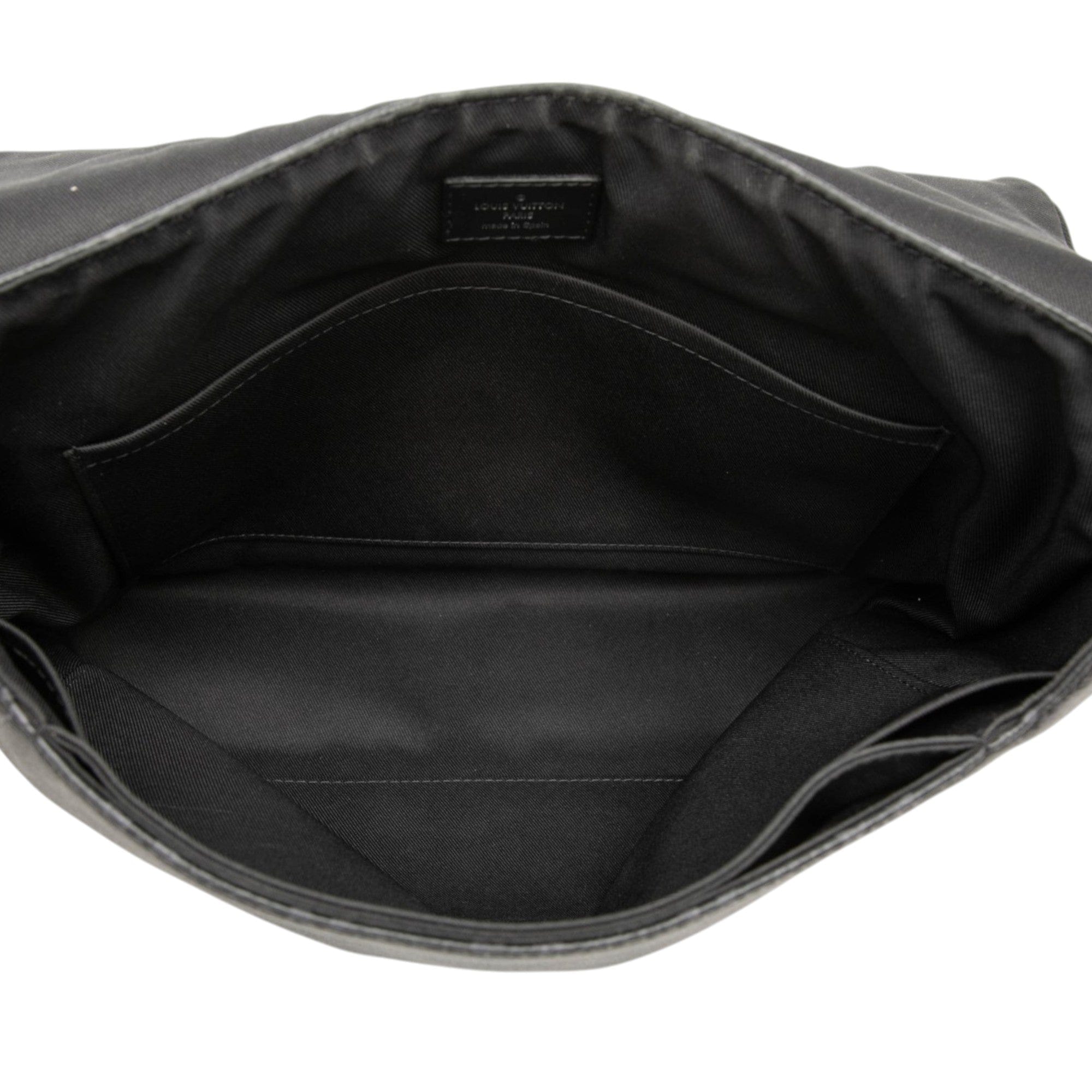 Louis Vuitton Monogram Eclipse District MM