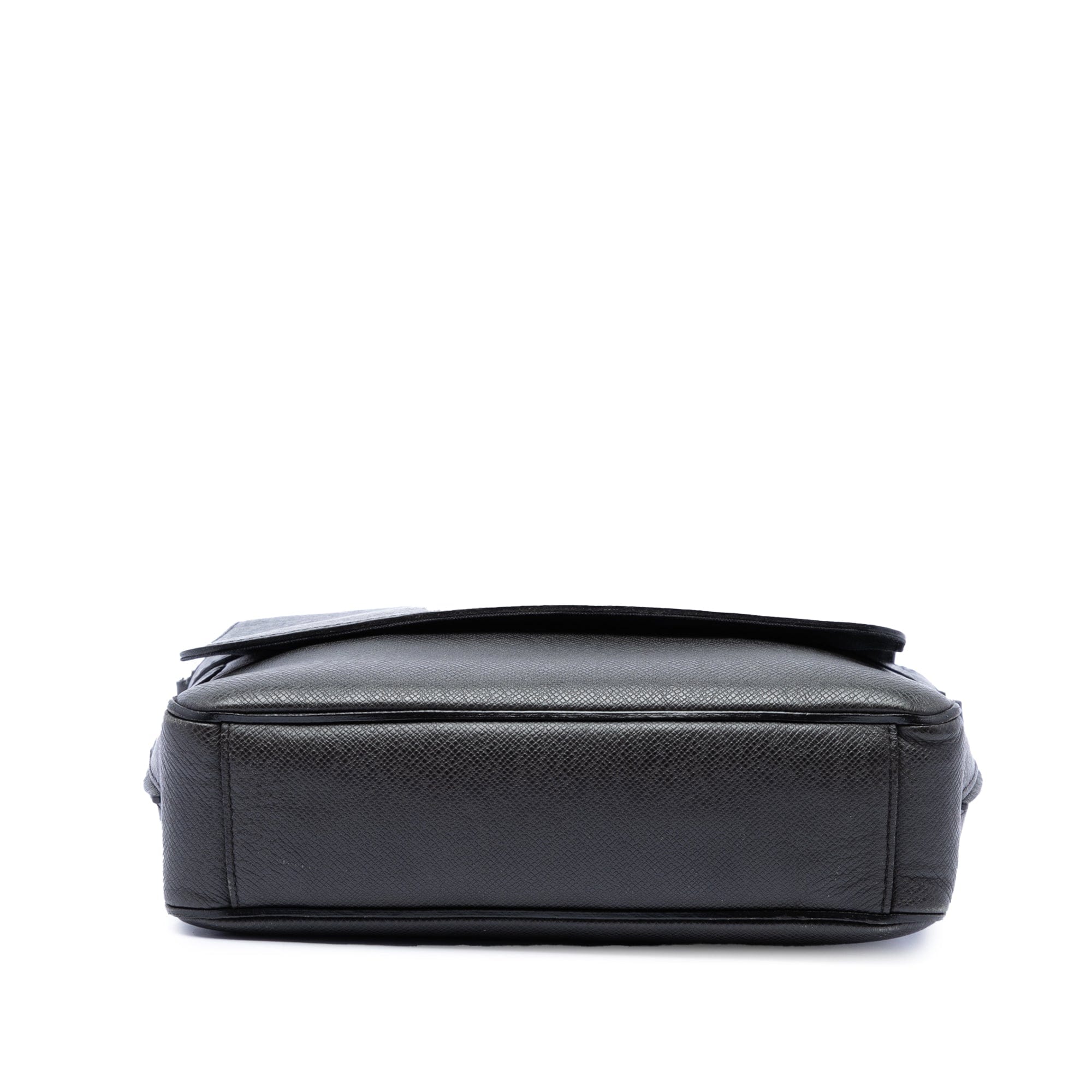 Louis Vuitton Taiga Roman MM