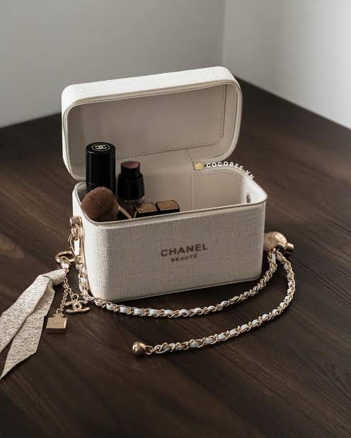 CHANEL Beauté White Cosmetic Bag
