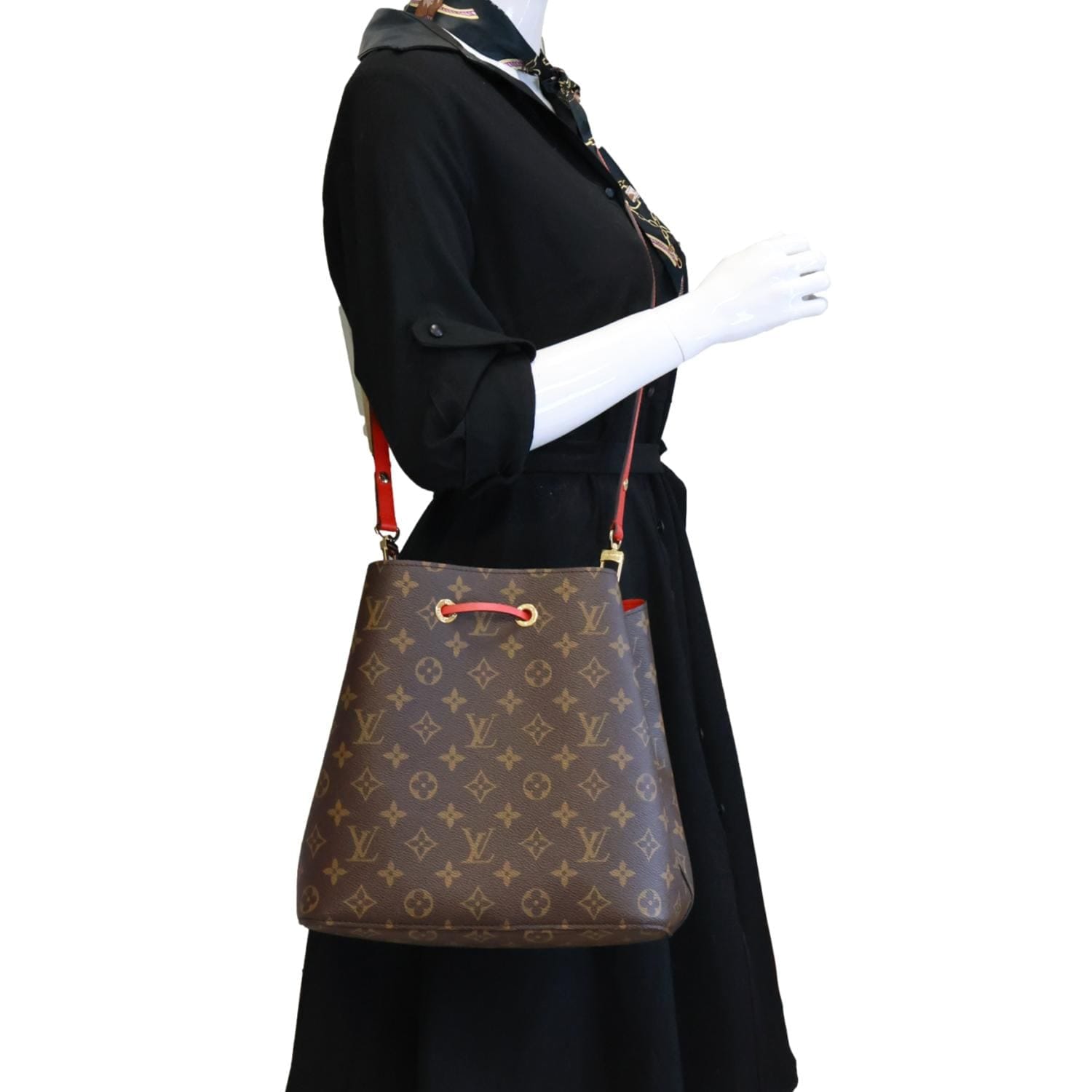 LOUIS VUITTON Neonoe MM Giant Monogram Canvas Bucket Shoulder Bag Brown