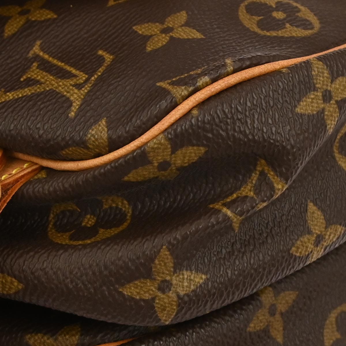 Louis Vuitton 1997 Monogram Saumur 30 Messenger Shoulder Bag M42256