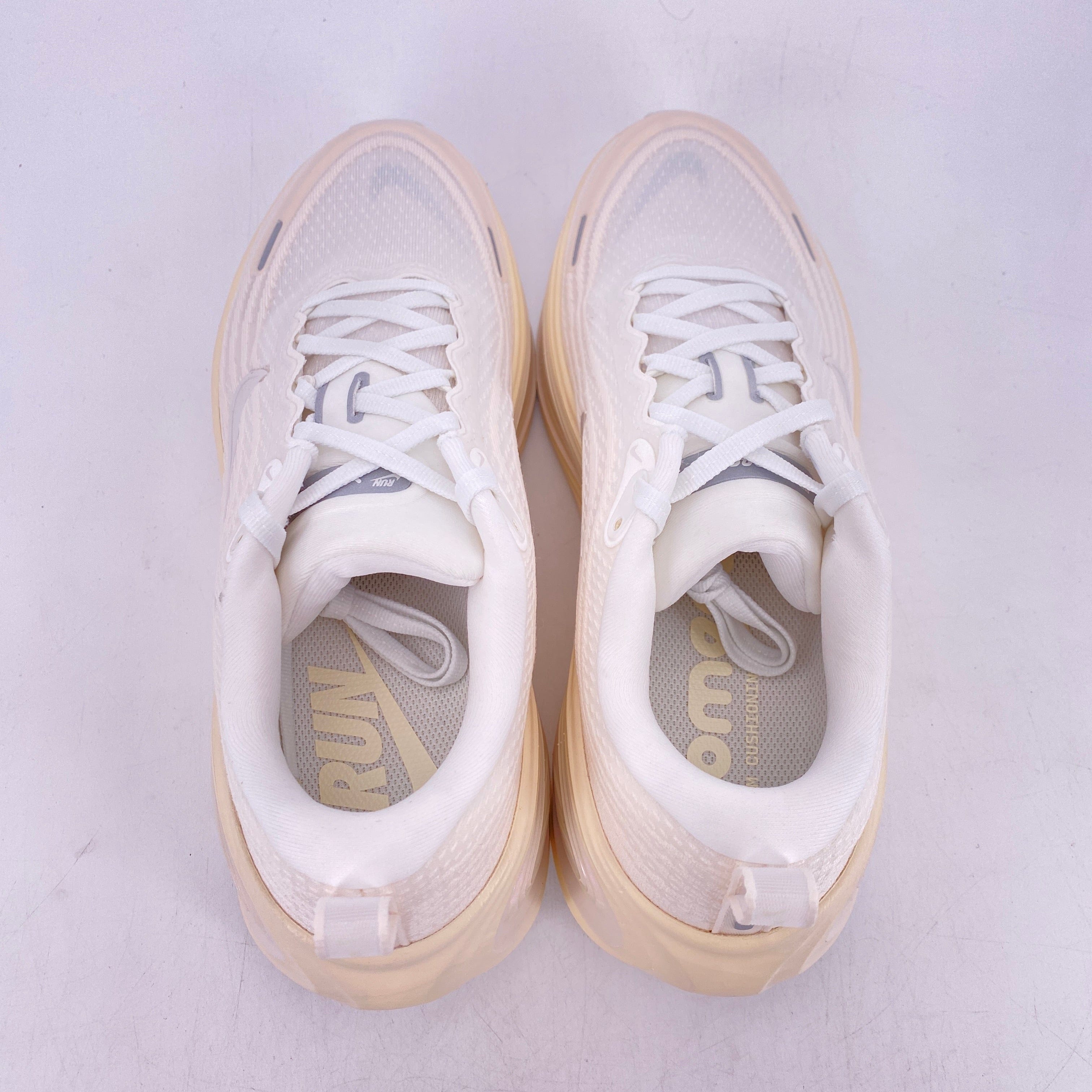 Nike (W) Vomero Plus ESS Summit White Phantom Chalk 2026 New Size 9.5W