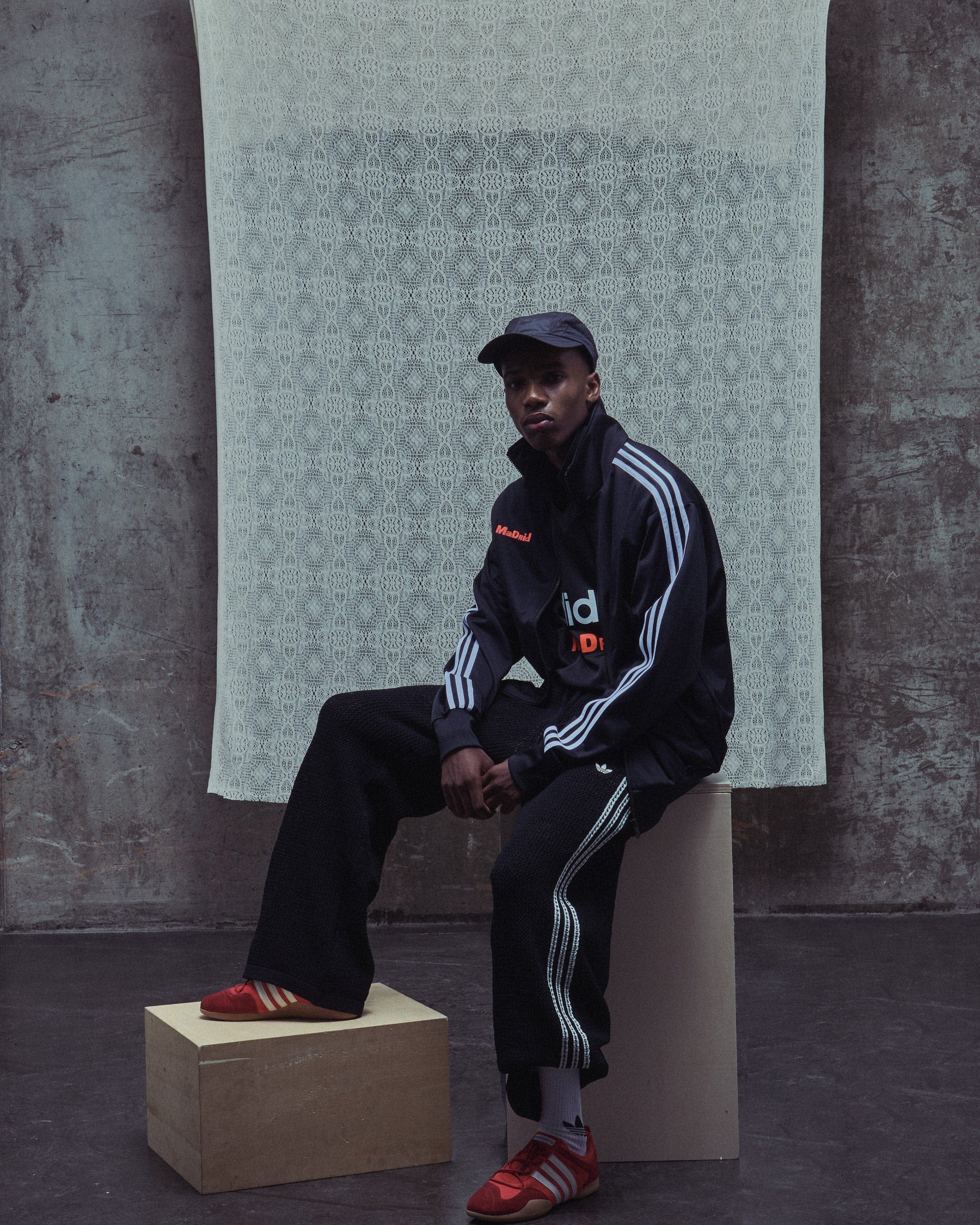 adidas Chaqueta de chandal Relaxed adidas Originals x Bad Bunny DtMF Tour Merch Madrid Firebird para hombre