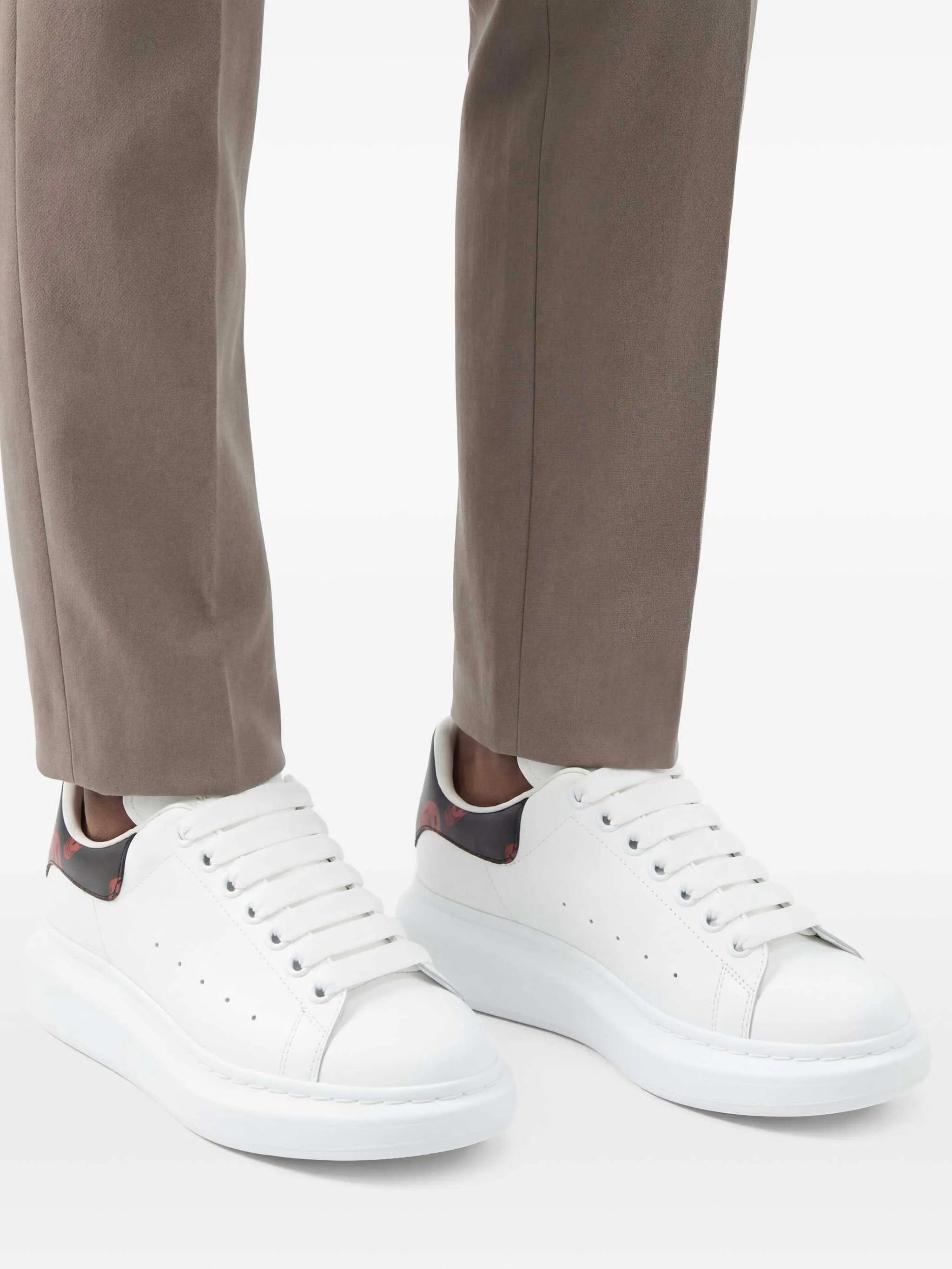 Alexander McQueen Oversized low - top skull - details sneakers