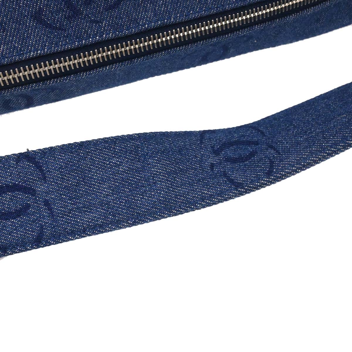 Chanel 2002 - 2003 Blue Denim Acrylic Chain Shoulder Bag