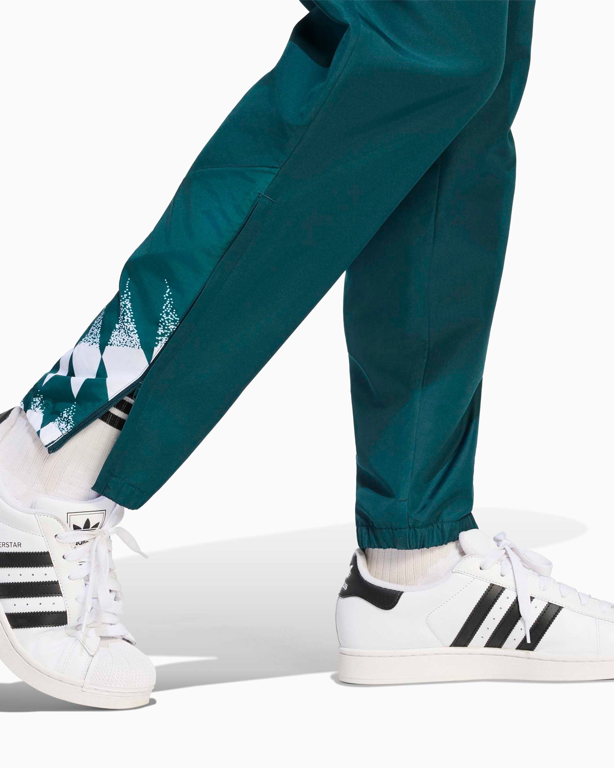 adidas Pantalones de chandal Relaxed adidas Originals Real Madrid C.F. Stadium para hombre