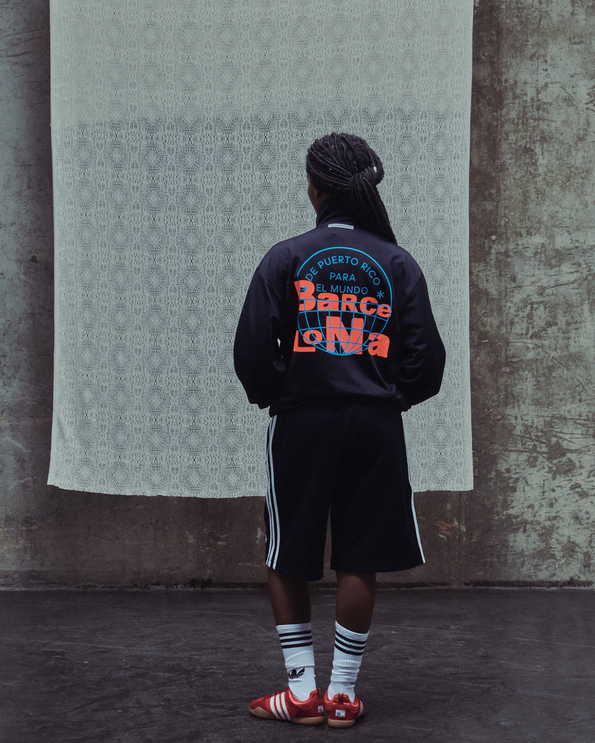 adidas Chaqueta de chandal Relaxed adidas Originals x Bad Bunny DtMF Tour Merch Barcelona Firebird para hombre