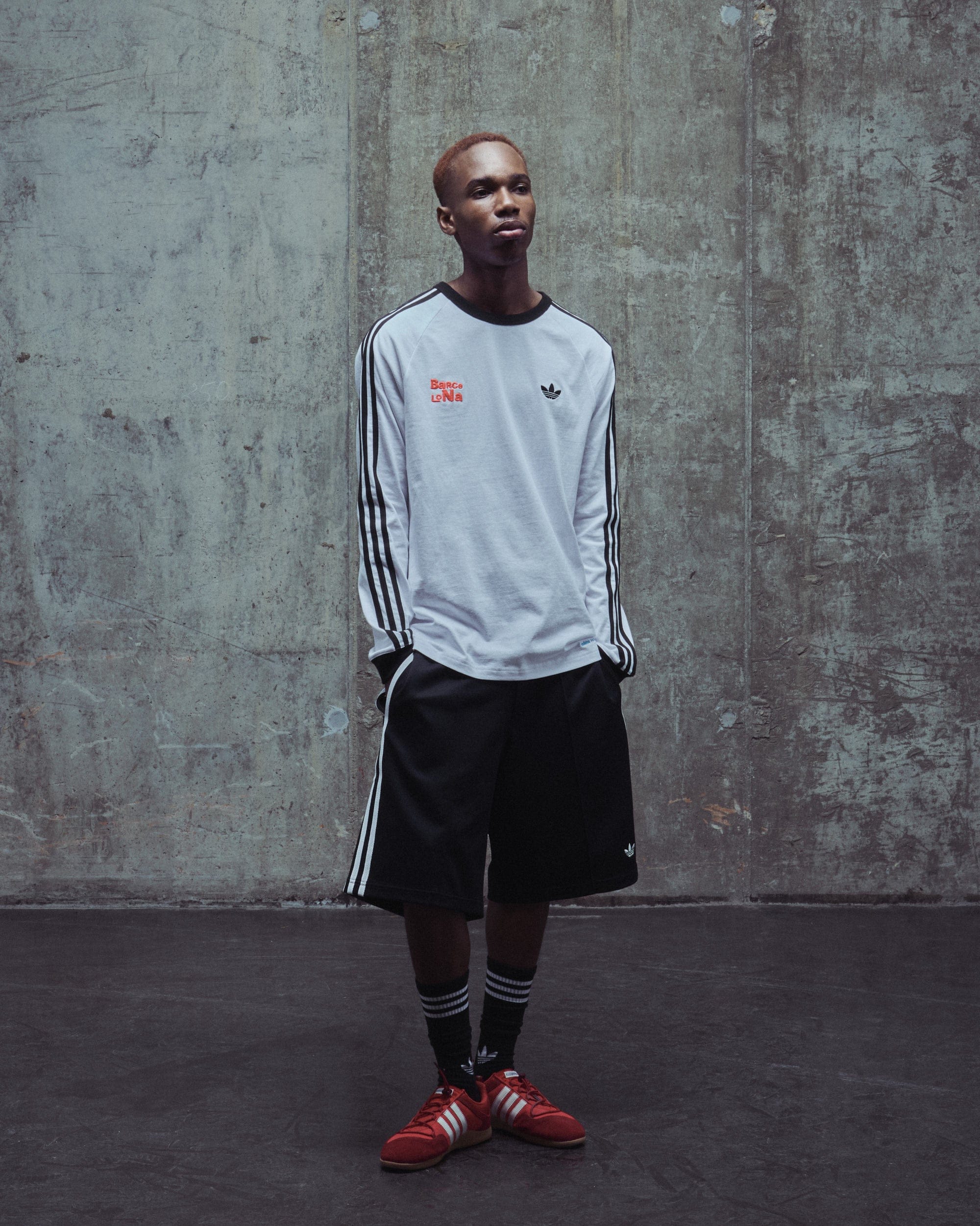 adidas Camiseta Relaxed de manga larga adidas Originals x Bad Bunny DtMF Tour Merch Barcelona para hombre
