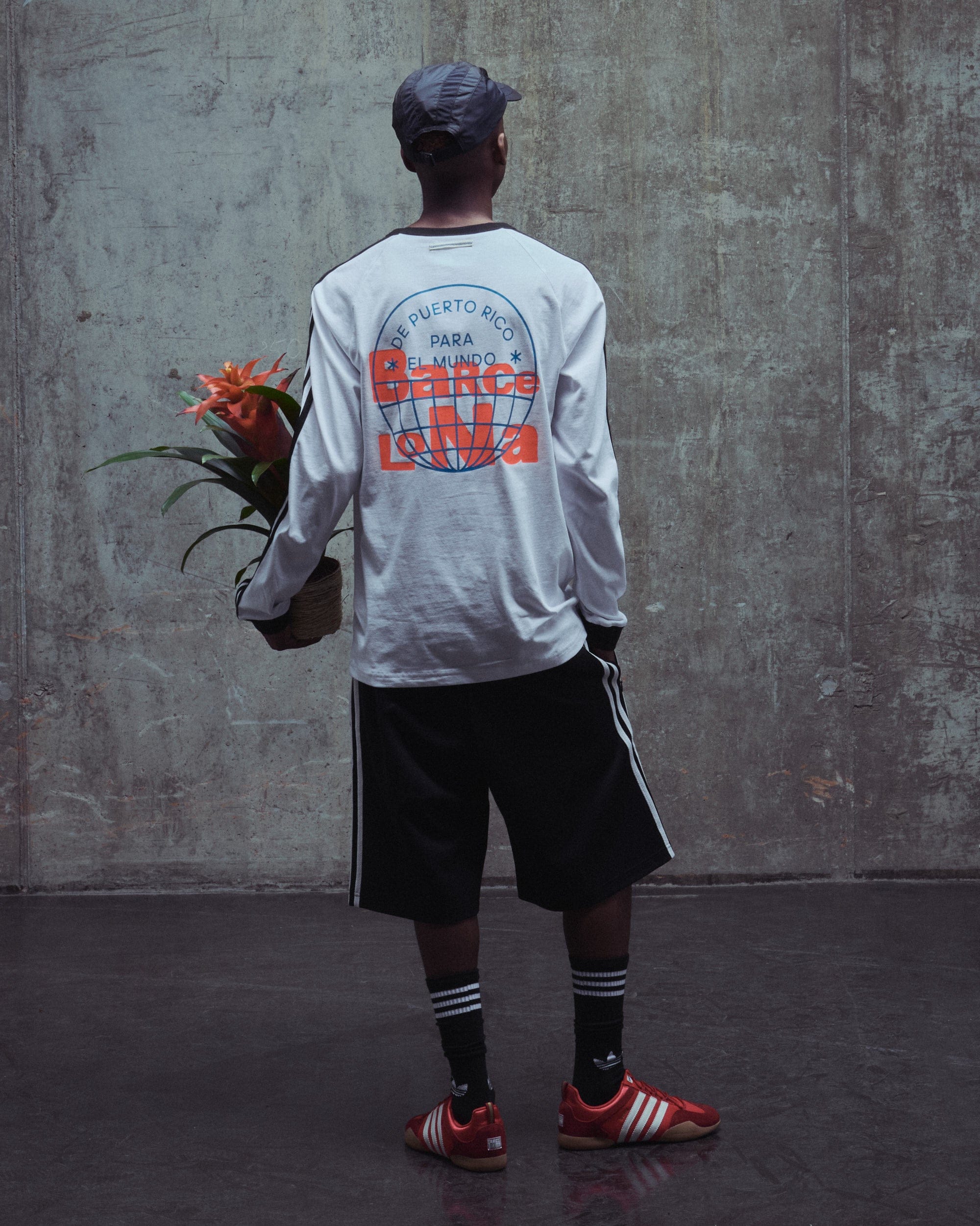 adidas Camiseta Relaxed de manga larga adidas Originals x Bad Bunny DtMF Tour Merch Barcelona para hombre