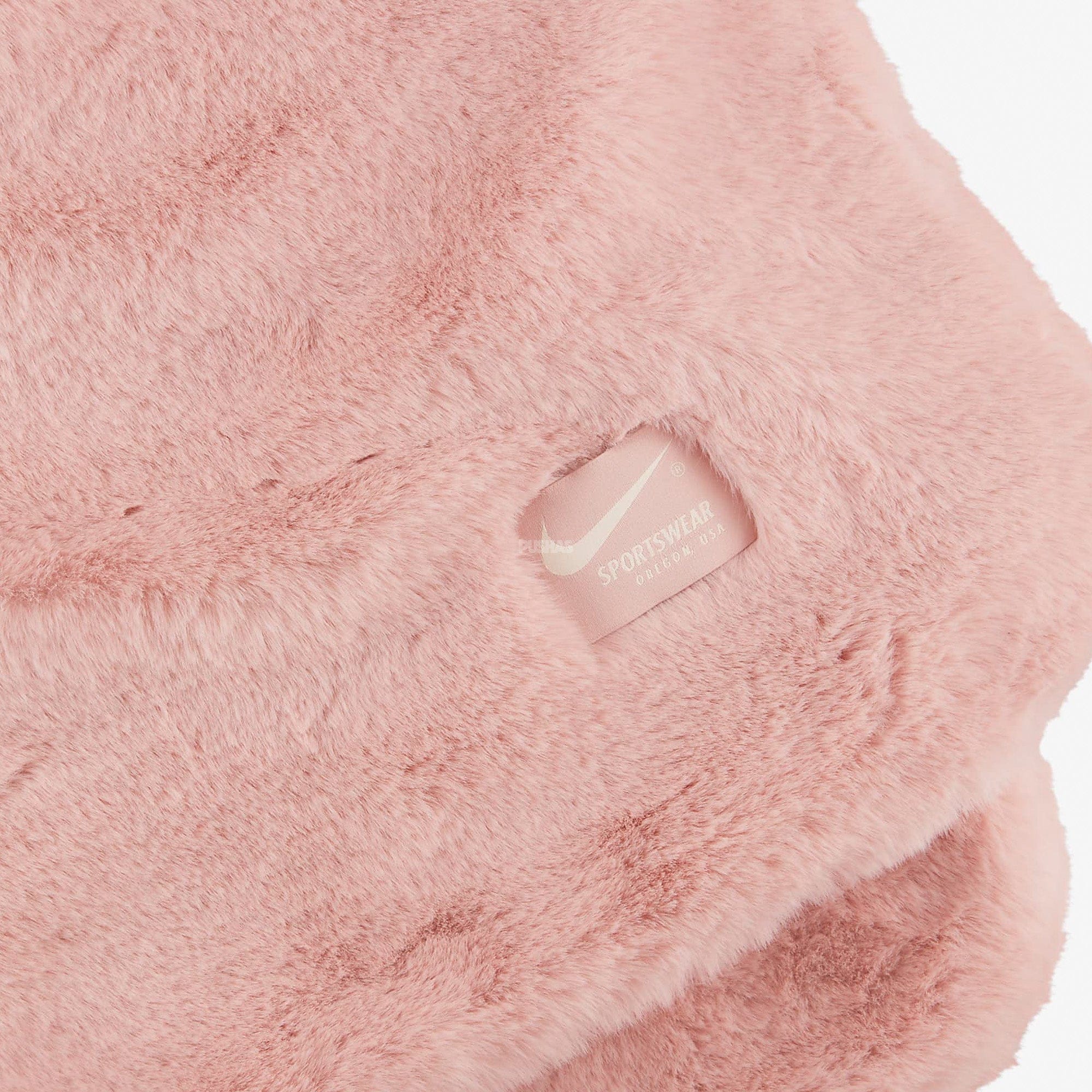 Nike Swoosh Faux Fur Blanket Pink Oxford/Cashmere/Cashmere