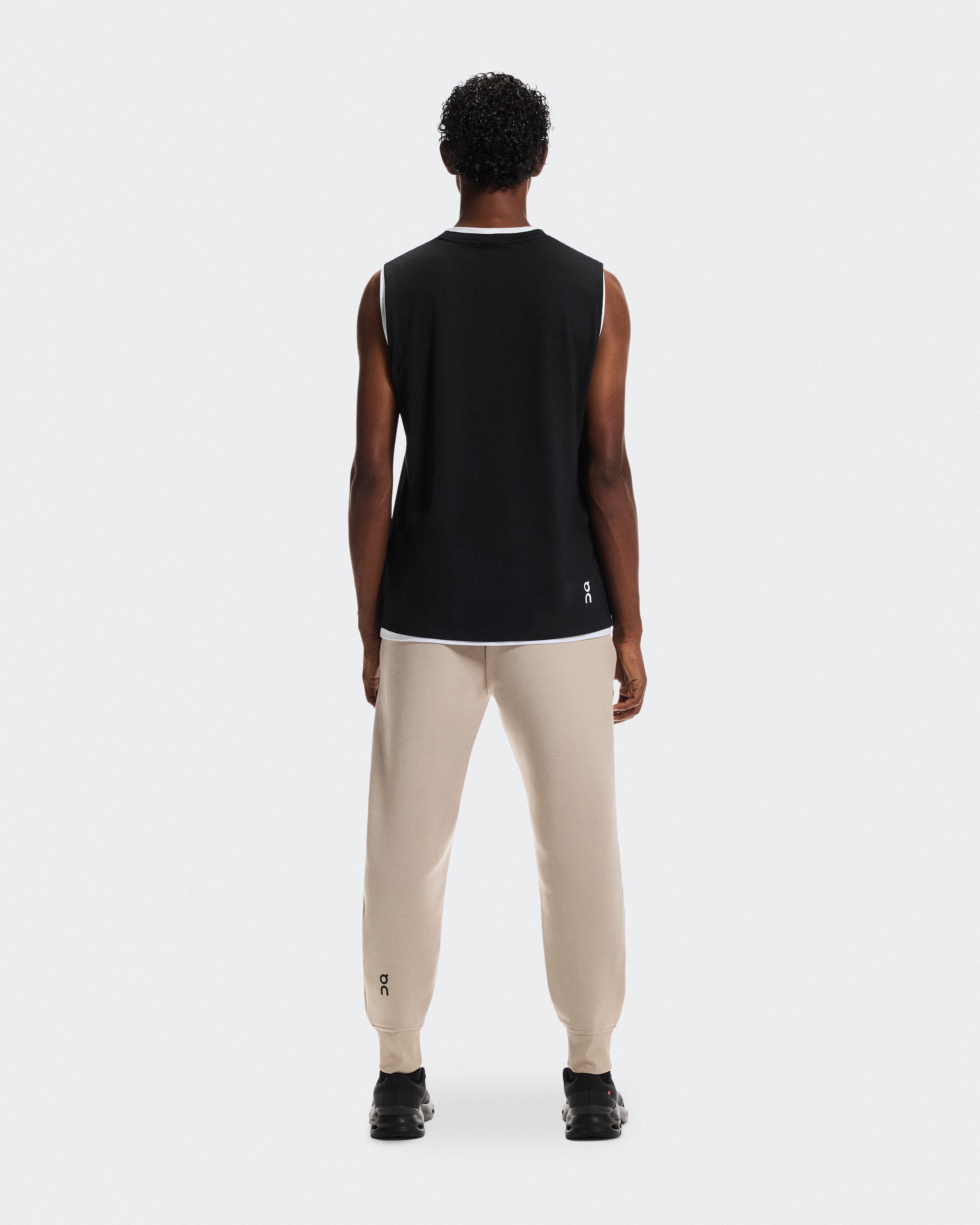 On Running On Focus Tech Sweatpants Desert