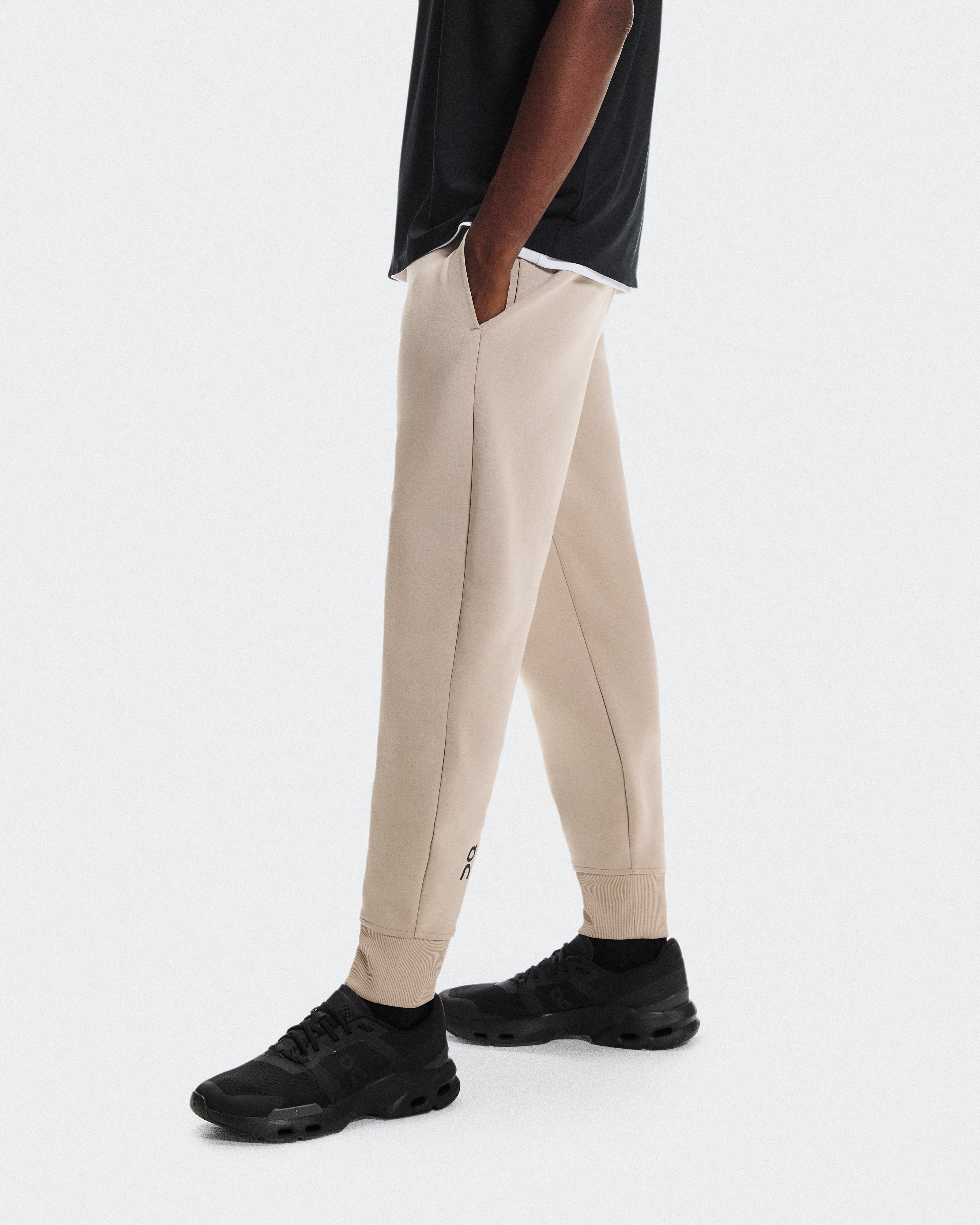 On Running On Focus Tech Sweatpants Desert