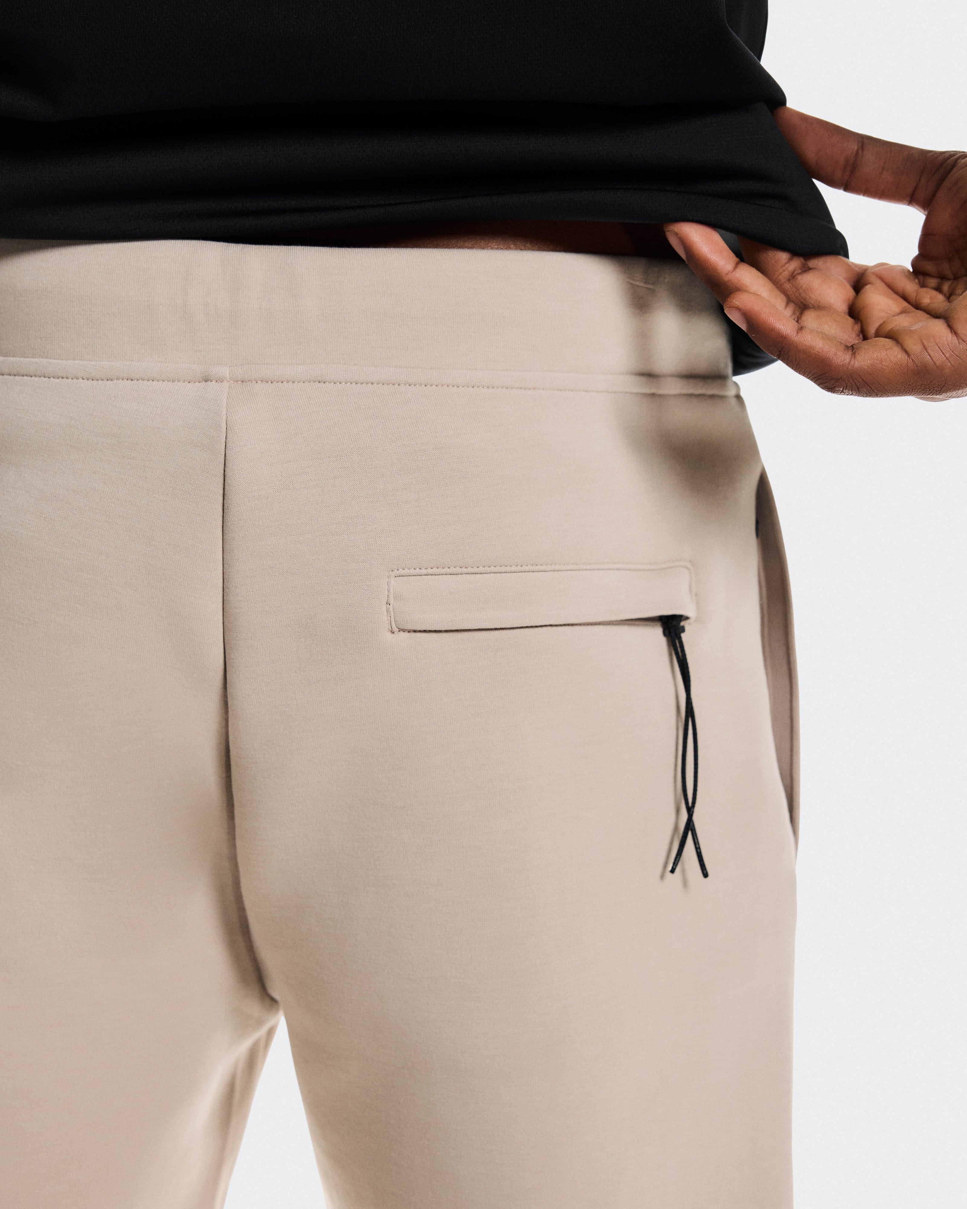 On Running On Focus Tech Sweatpants Desert