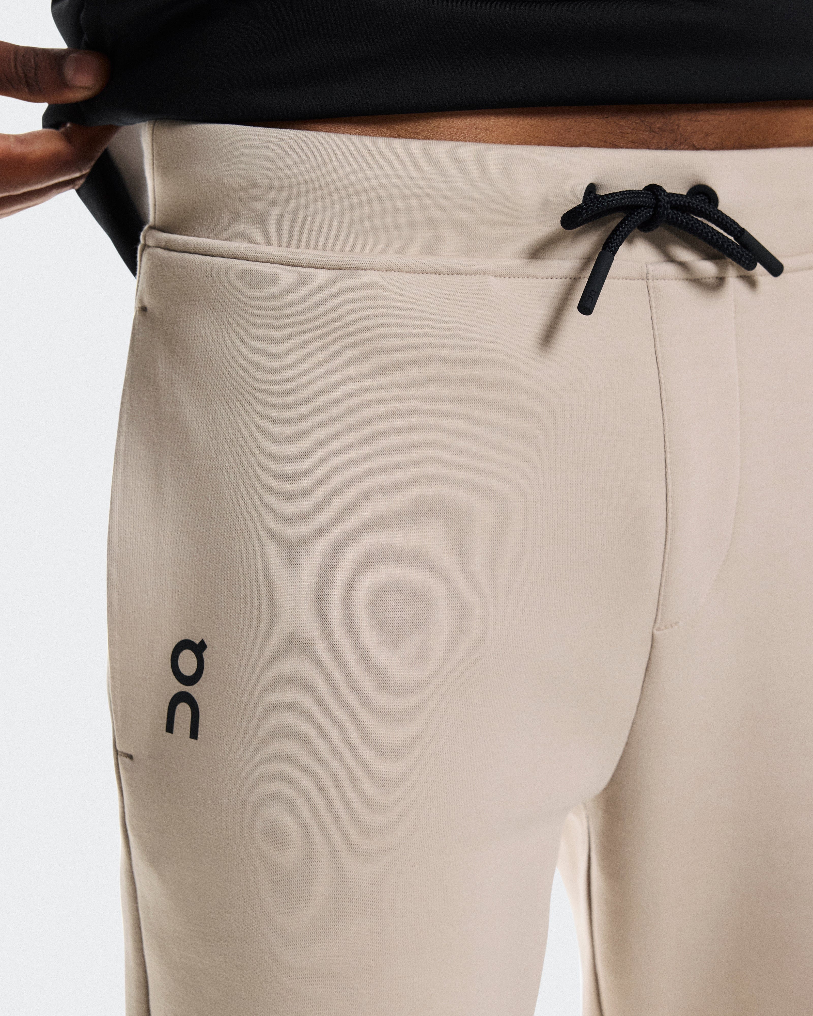 On Running On Focus Tech Sweatpants Desert