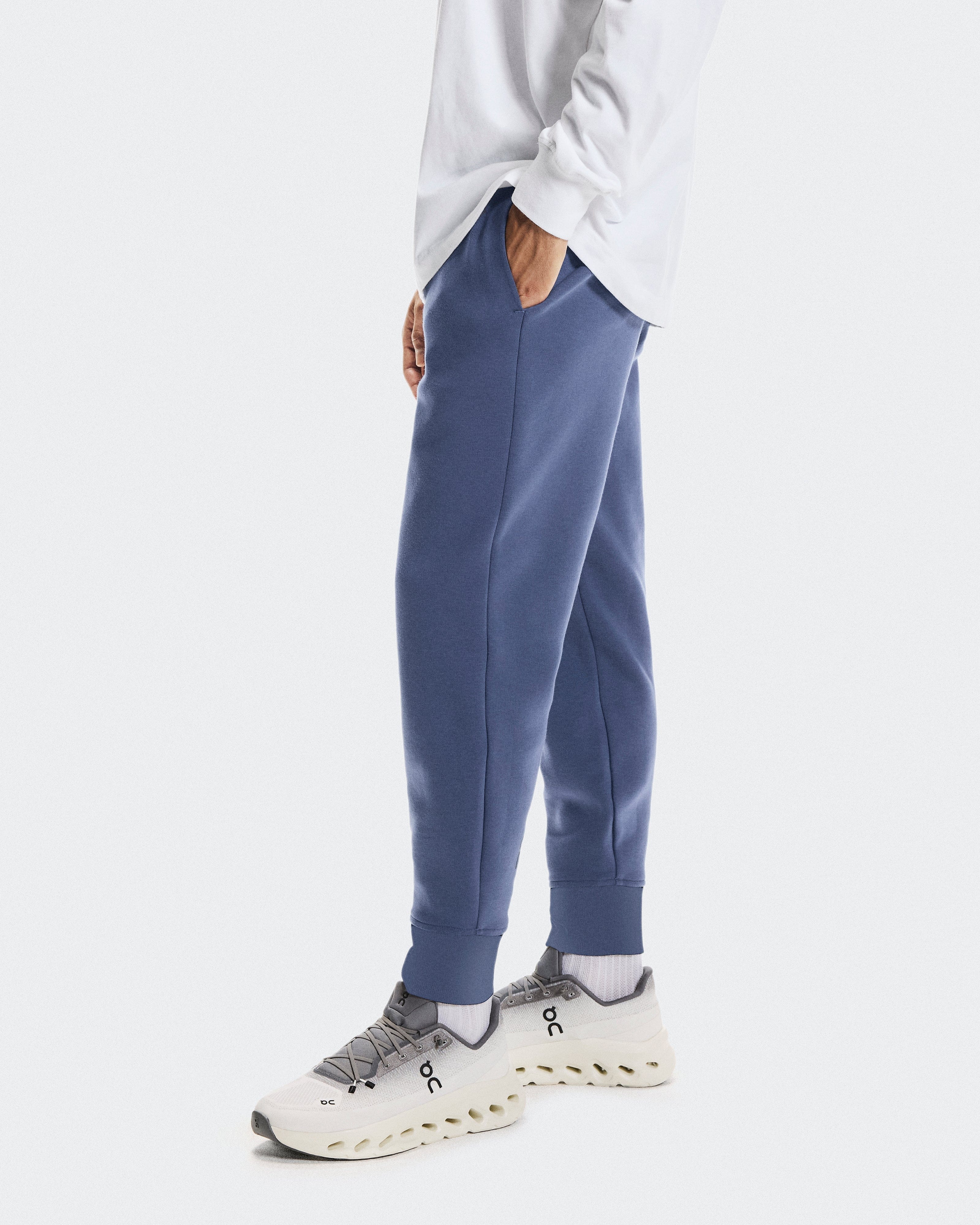 On Running On Focus Tech Sweatpants Acai