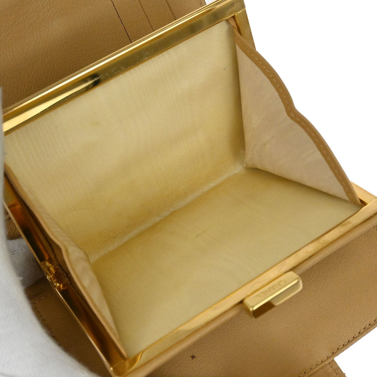 Chanel 1996 - 1997 Bifold Wallet Purse Beige Caviar Skin