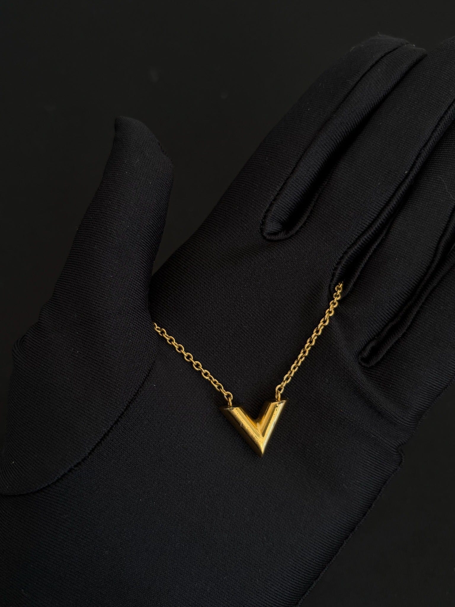 Louis Vuitton Gold Essential V Necklace