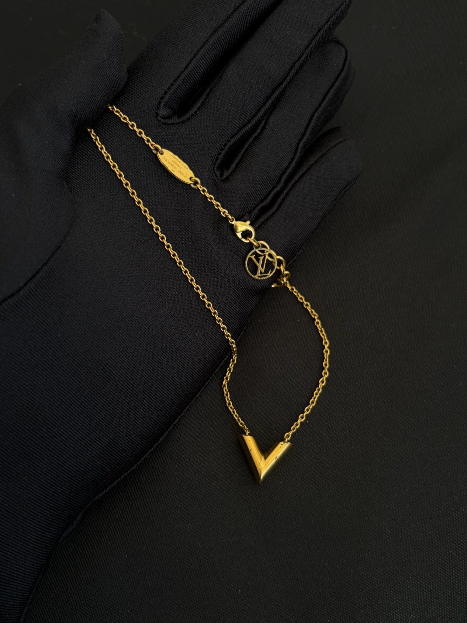 Louis Vuitton Gold Essential V Necklace
