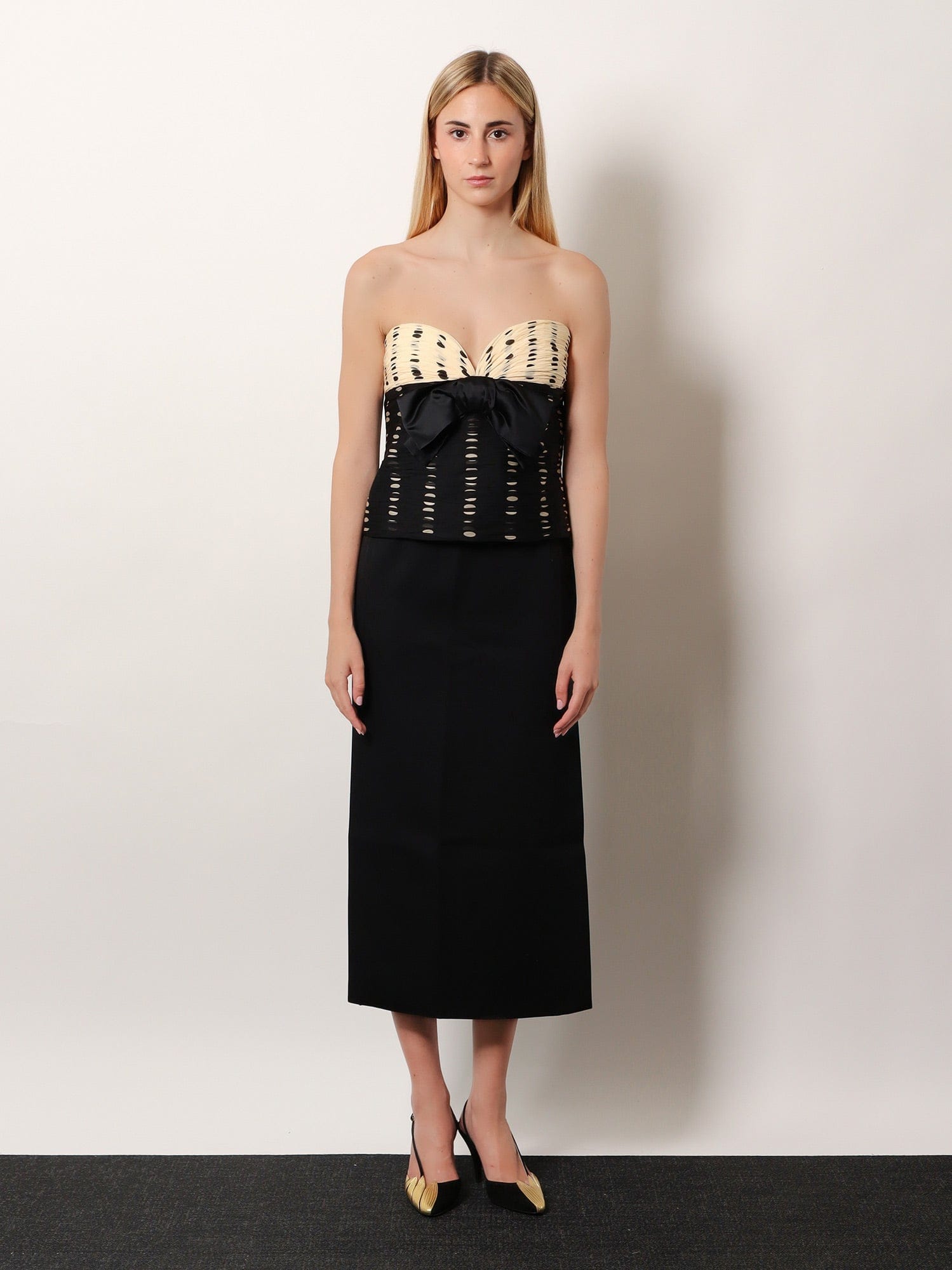 Valentino Virgin wool longuette skirt with slits and silk lining