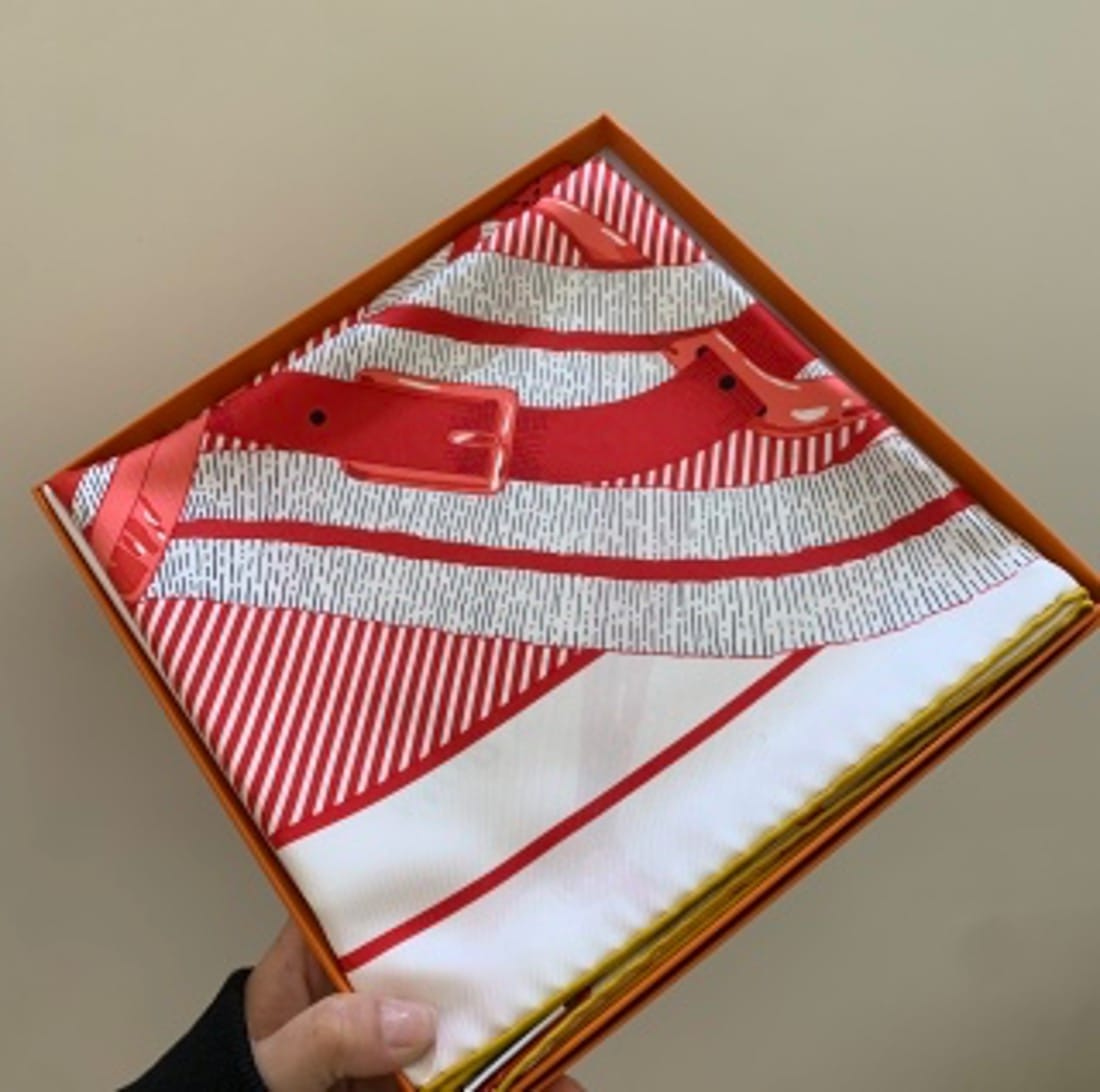 Hermès silk scarves and square scarves US4122011