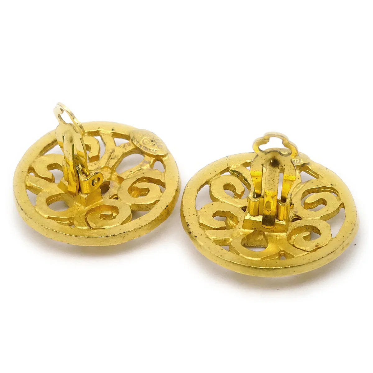 Chanel 1995 Fretwork Paisley Round Earrings Clip - On Gold