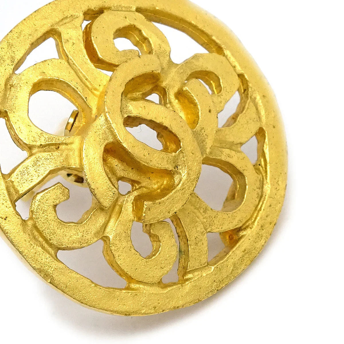 Chanel 1995 Fretwork Paisley Round Earrings Clip - On Gold