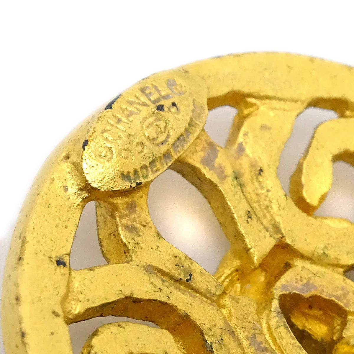 Chanel 1995 Fretwork Paisley Round Earrings Clip - On Gold