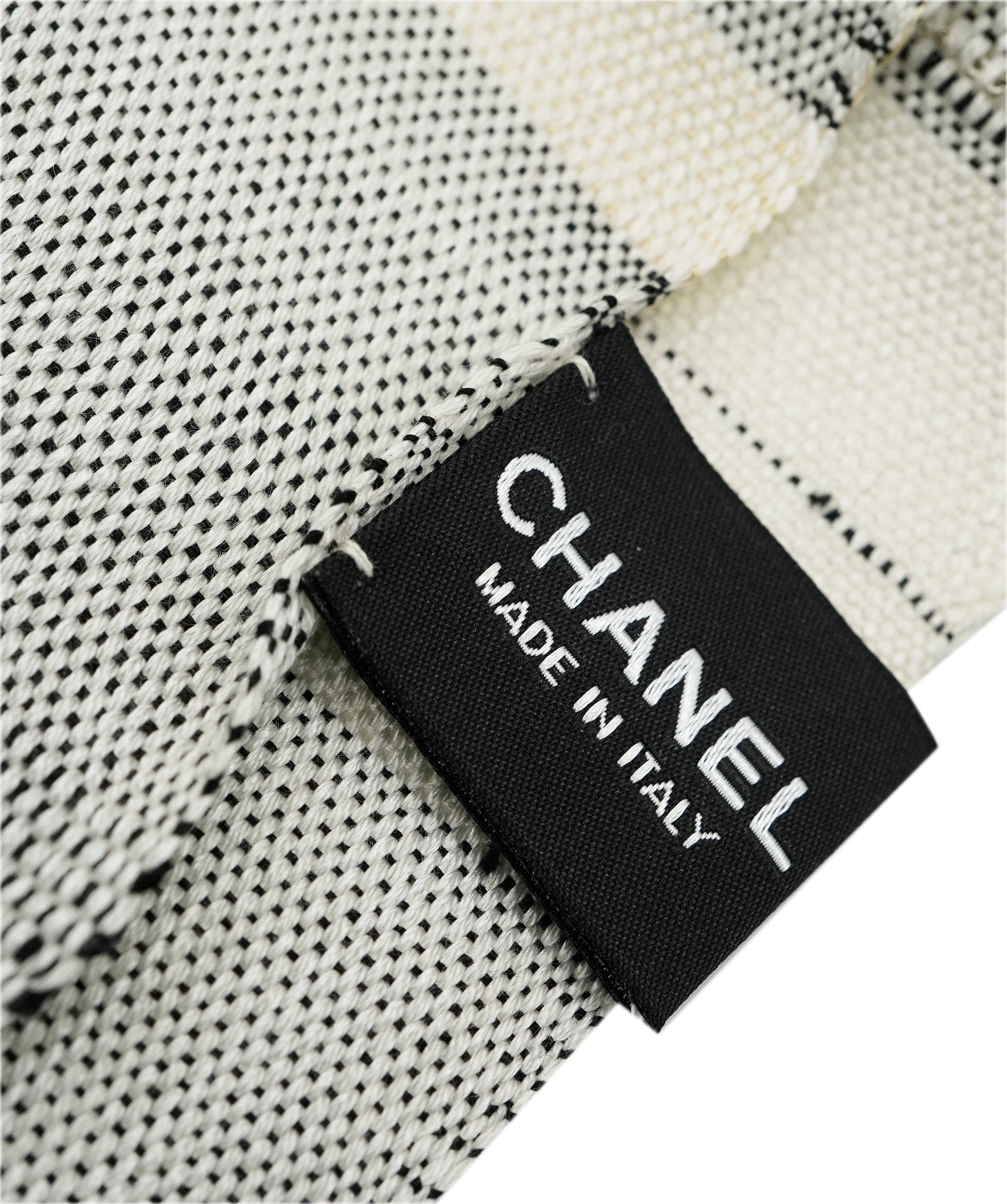 Chanel large Fouta, grey encrusted with pearls , excellent conditions DBXS3794