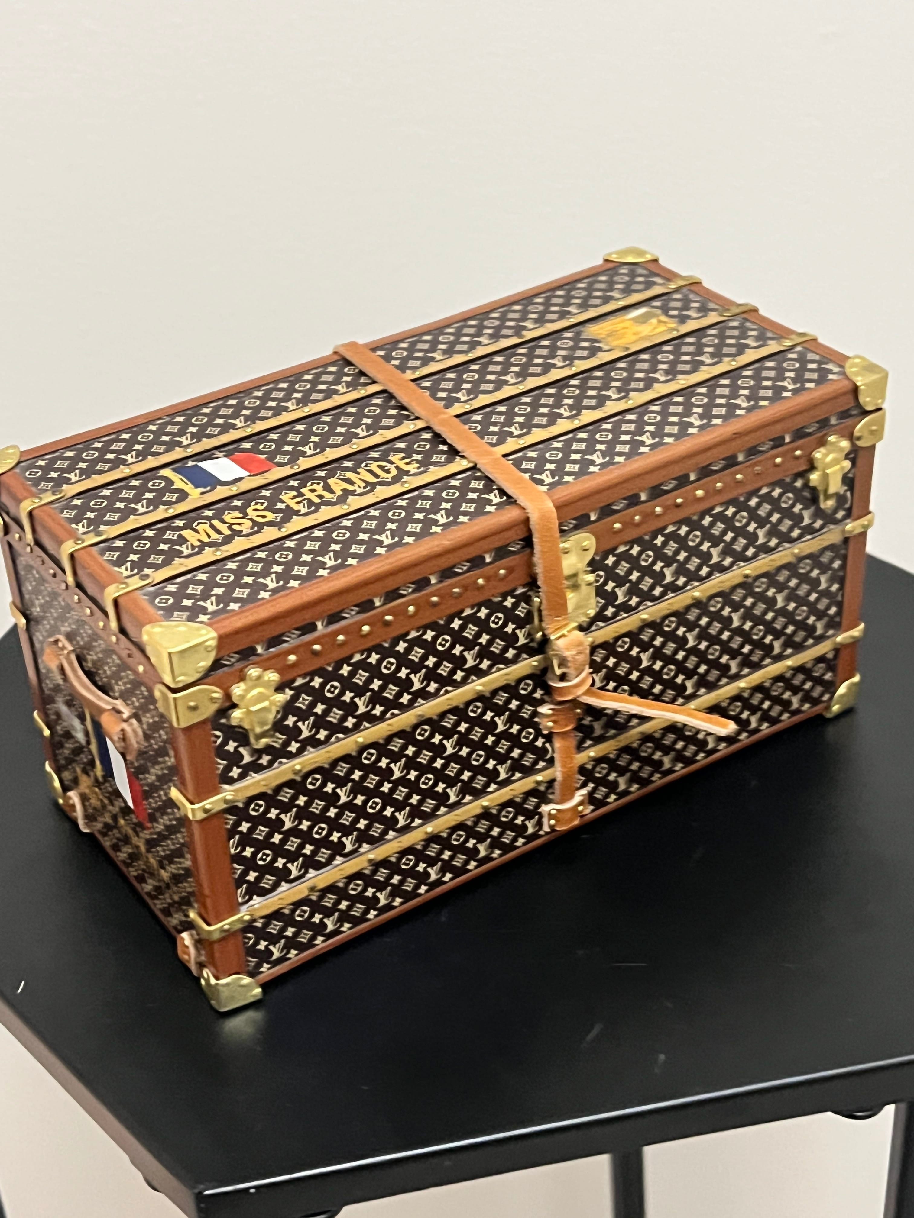 Louis Vuitton limited edition paperweight AKC1168