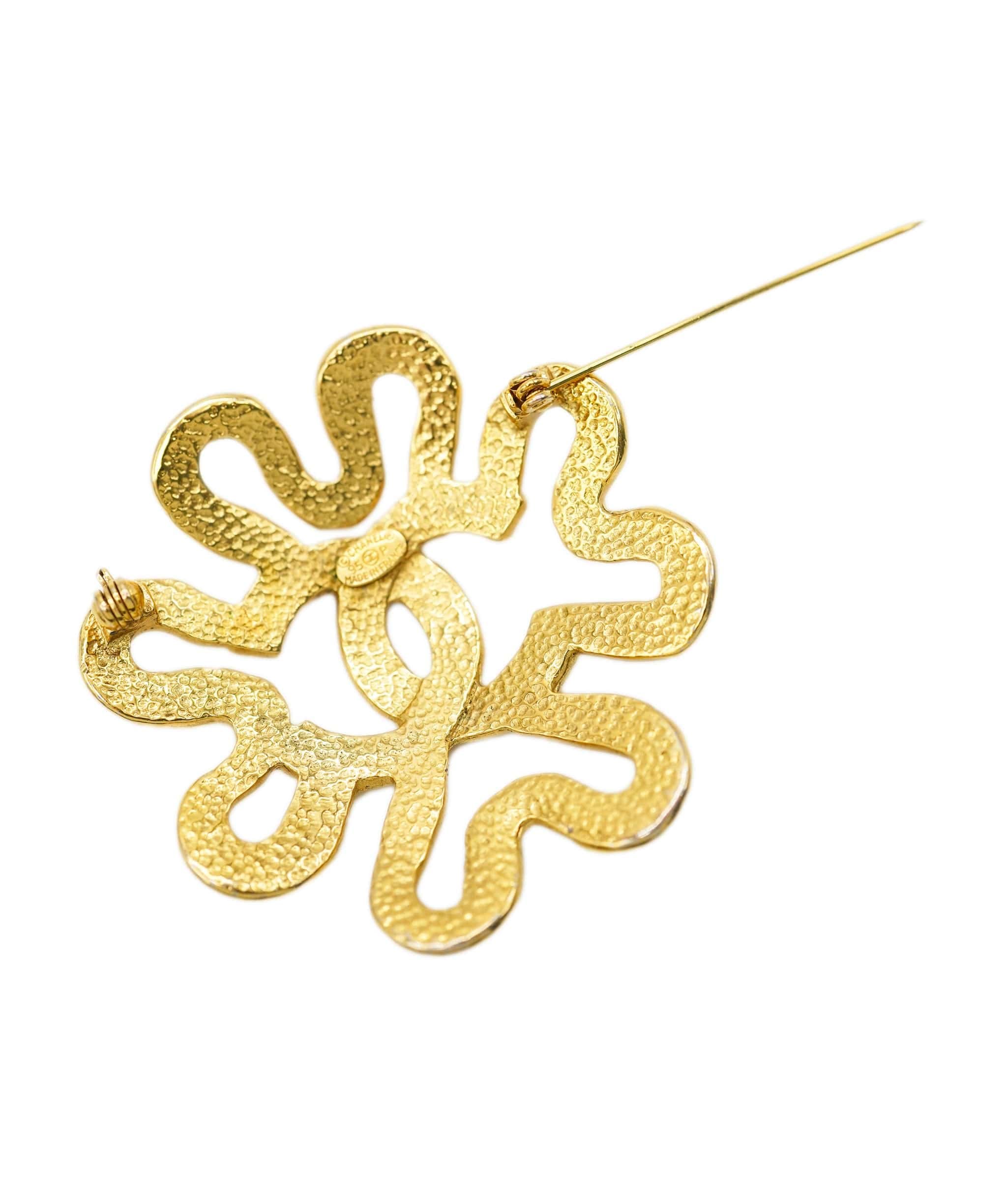 Chanel 95p vintage gold brooch AJL0186
