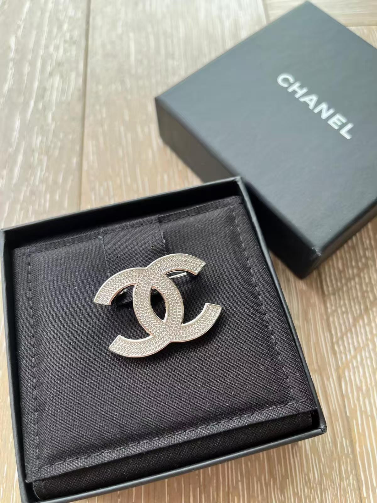 Chanel brooch ALC3931