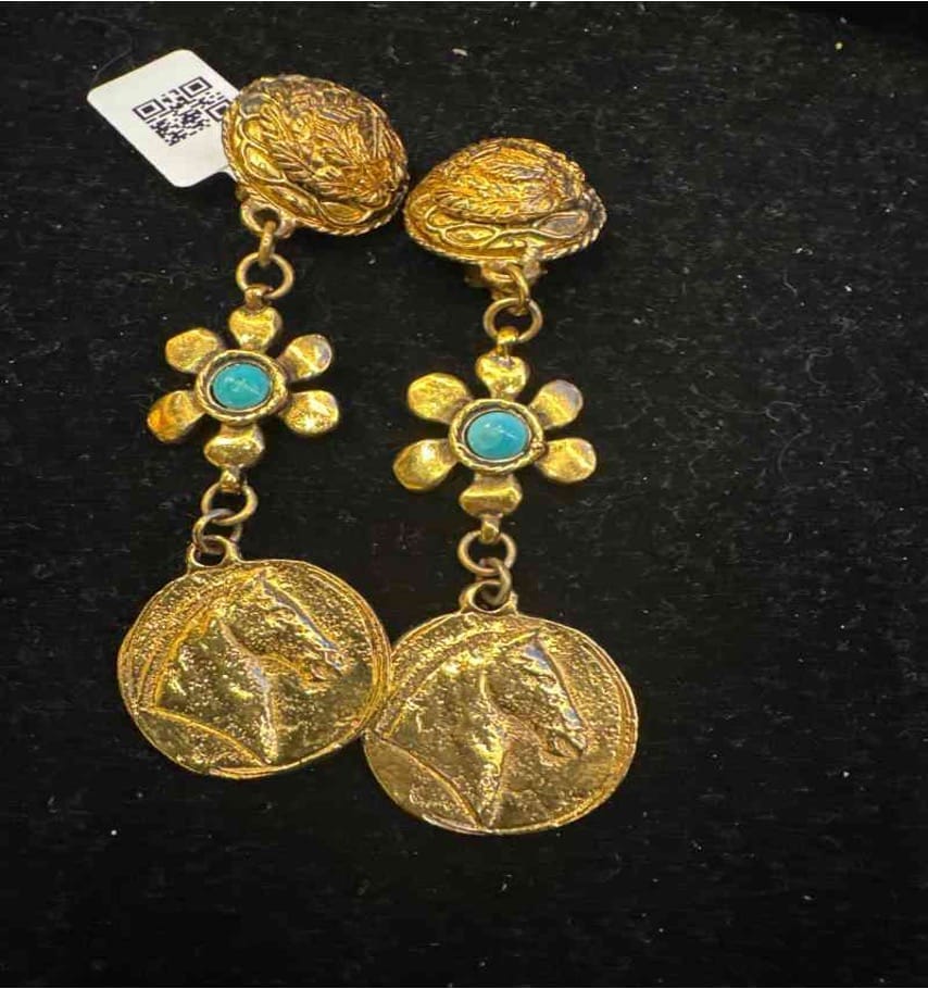 CHANEL Flower Horse Head Gold Coin Ear Clip LE505030