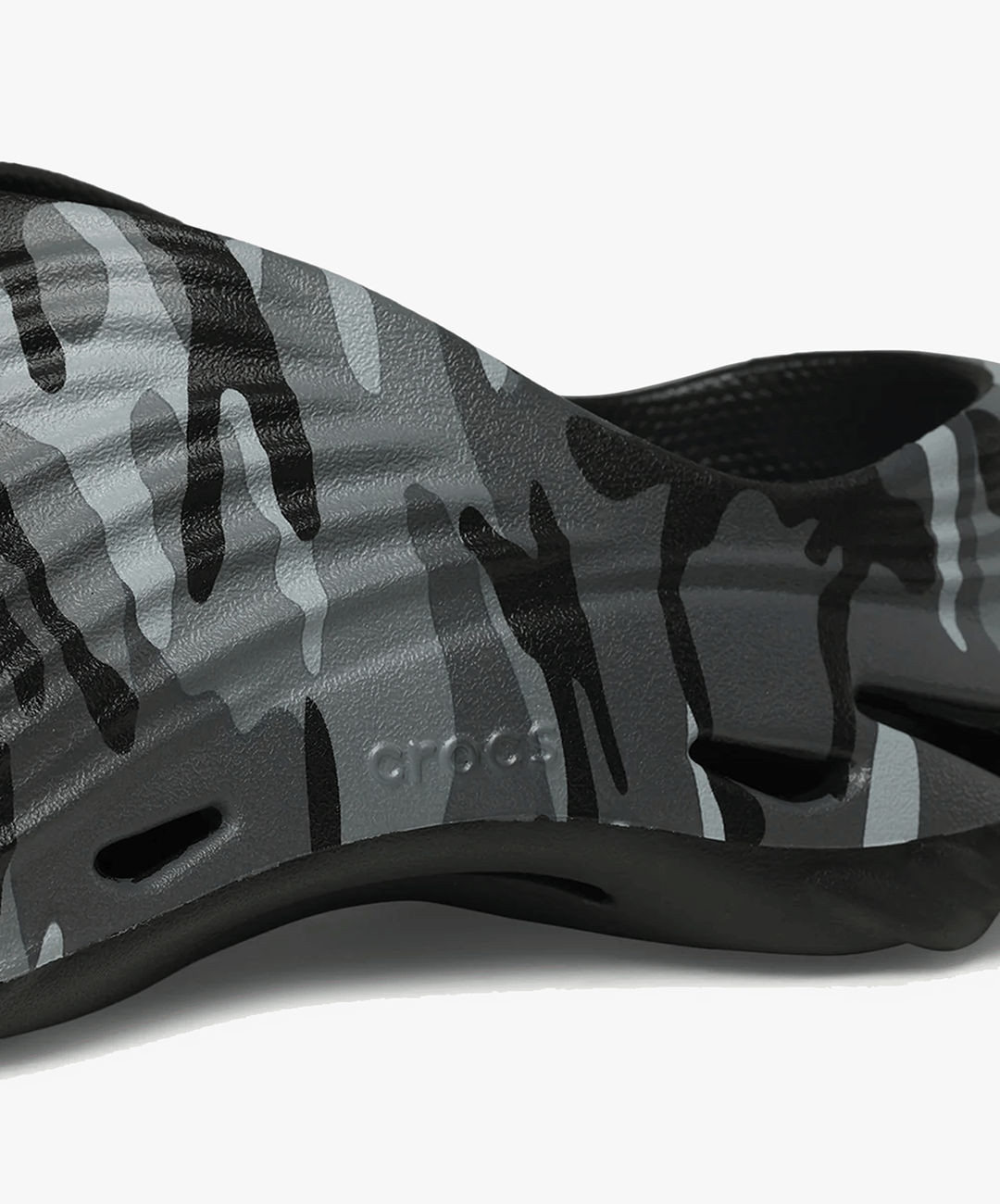 Crocs | ECHO CAMO WAVE CLOG { BLACK/SLATE GREY