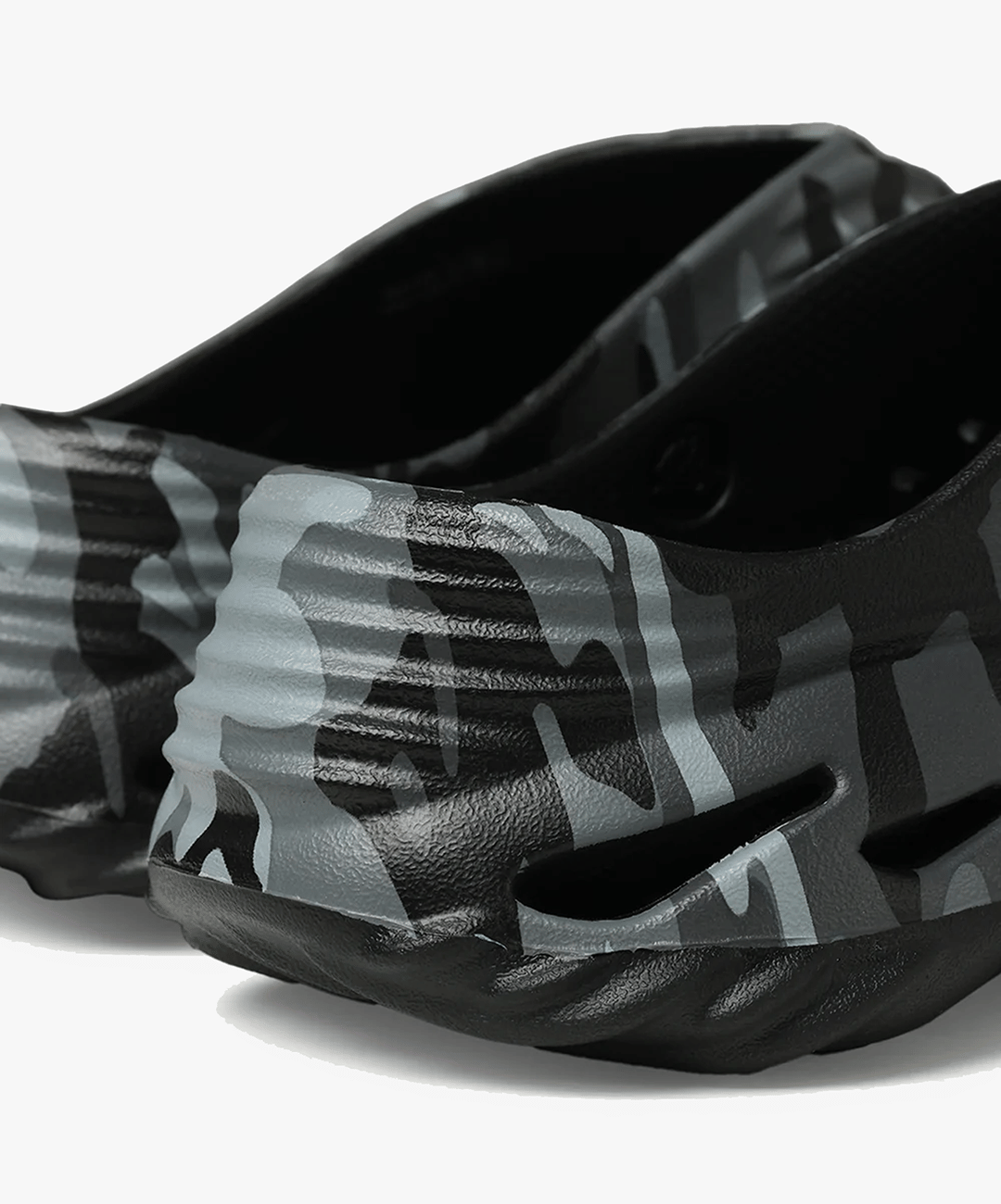 Crocs | ECHO CAMO WAVE CLOG { BLACK/SLATE GREY