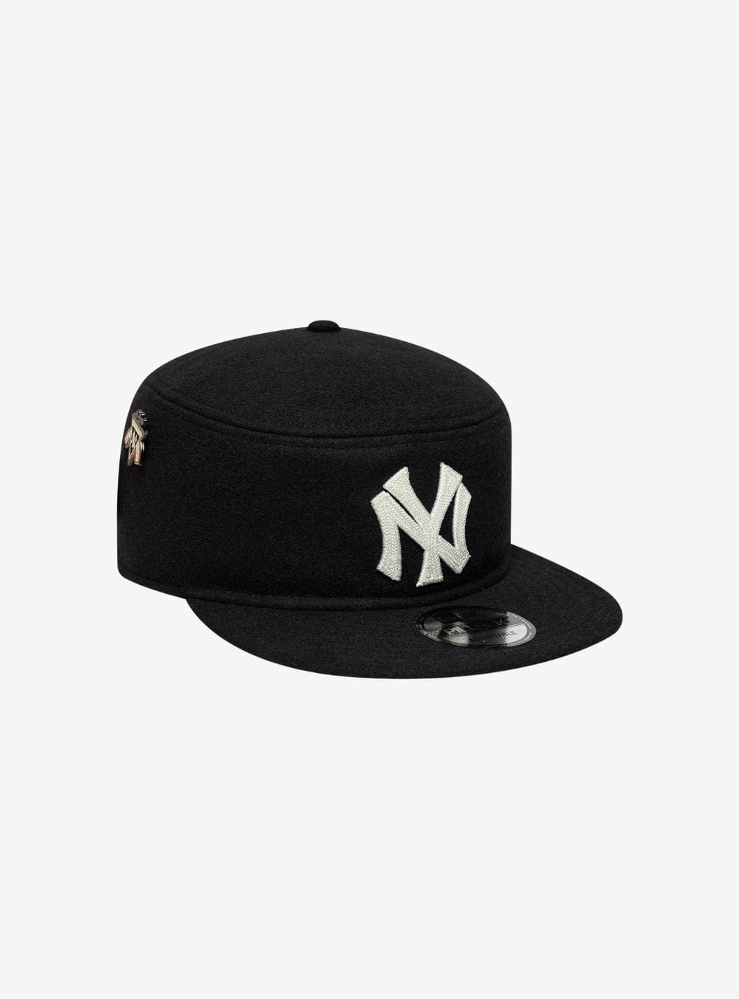 New Era New York Yankees MLB Pillow Black Adjustable Cap with Pin Badge