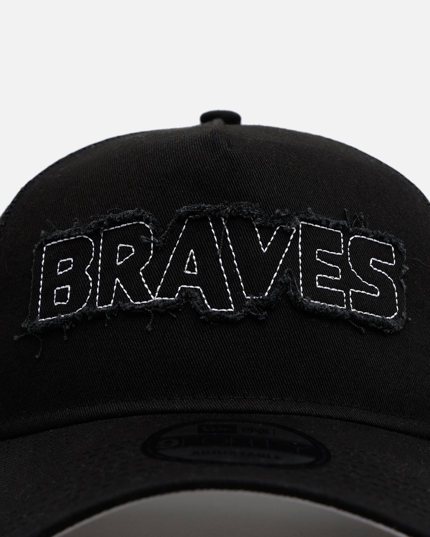 New Era Atlanta Braves Distressed 9FORTY A - Frame Trucker Snapback Black/White