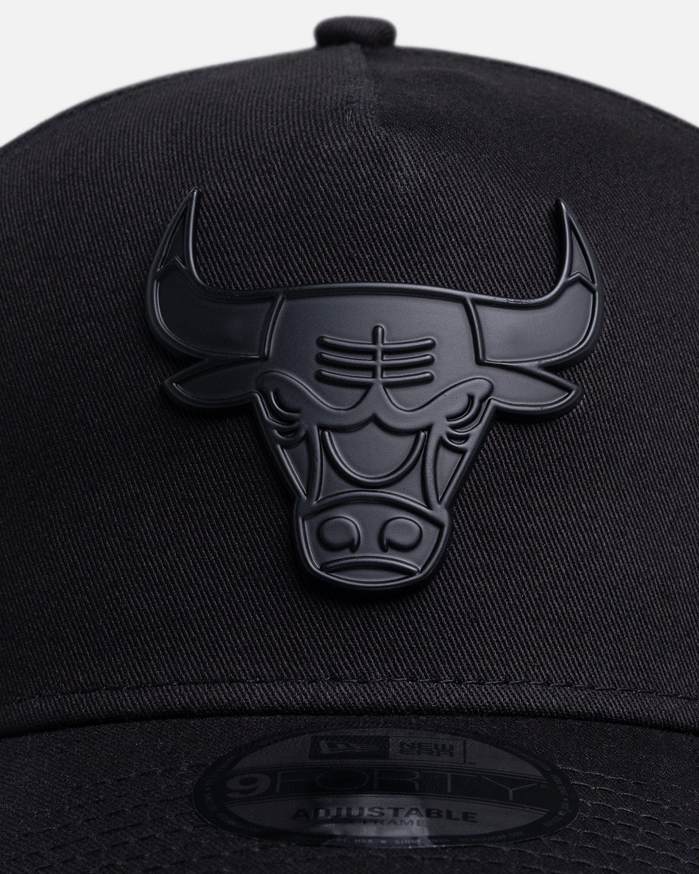 New Era Chicago Bulls Black Metal Badge 9FORTY A - Frame Snapback Black