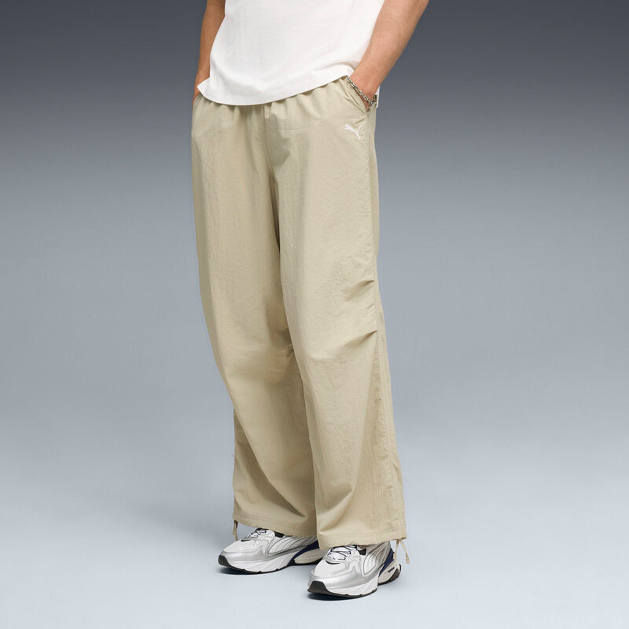 Puma | WARDROBE ESSENTIALS OVERSIZED PARACHUTE PANTS { PEBBLE GRAY