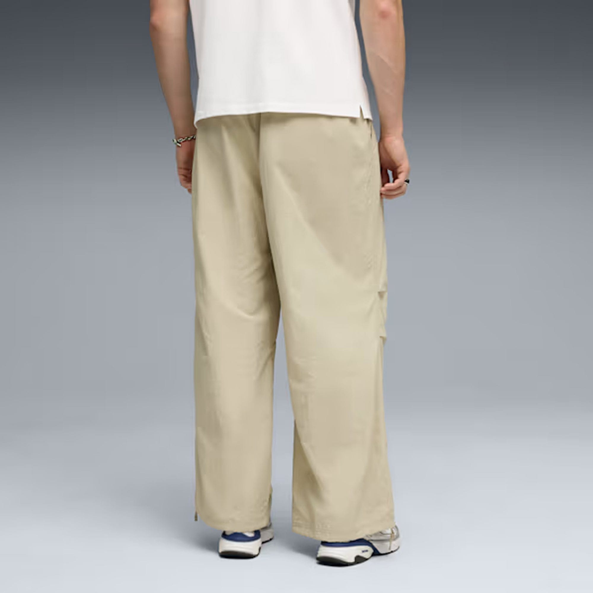 Puma | WARDROBE ESSENTIALS OVERSIZED PARACHUTE PANTS { PEBBLE GRAY