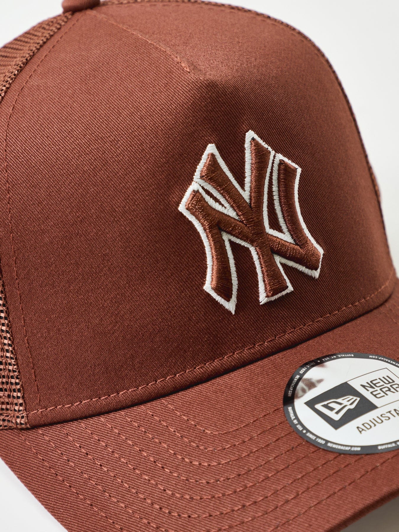 New Era Outline Trucker New York Yankees Cap Brown