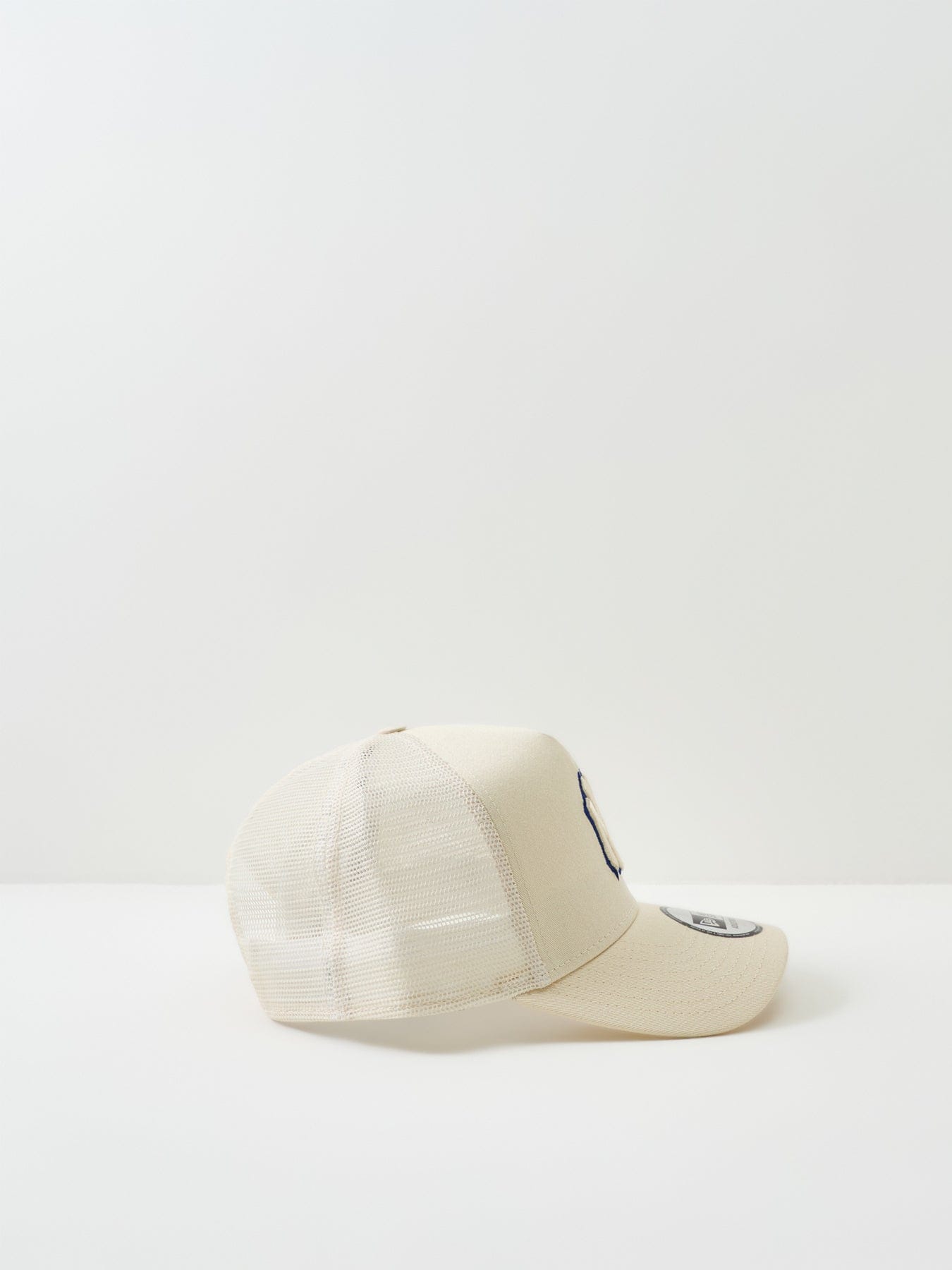 New Era Outline Trucker New York Yankees Cap White