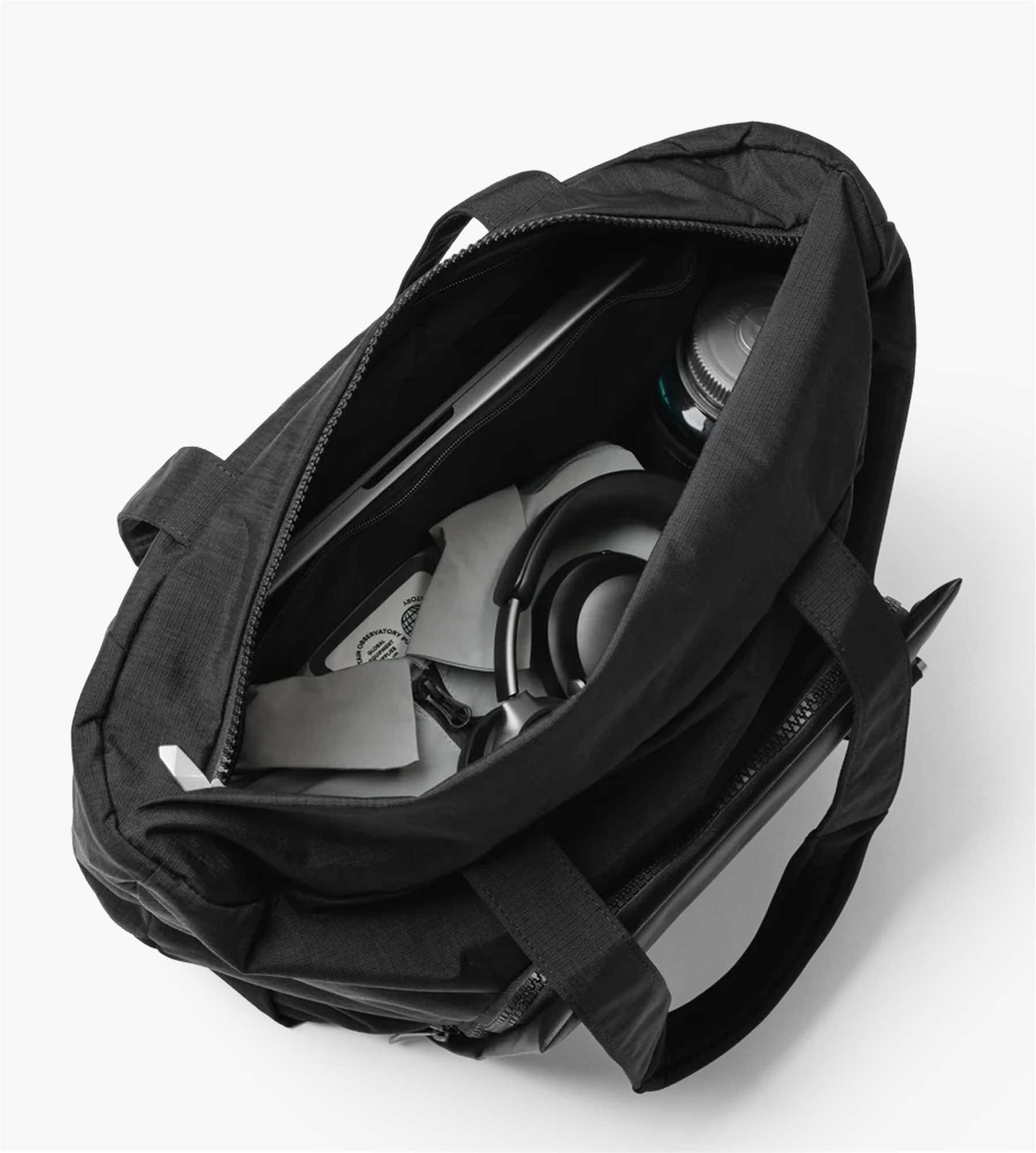 D__b__™ Entour Tote 22 l Black Out