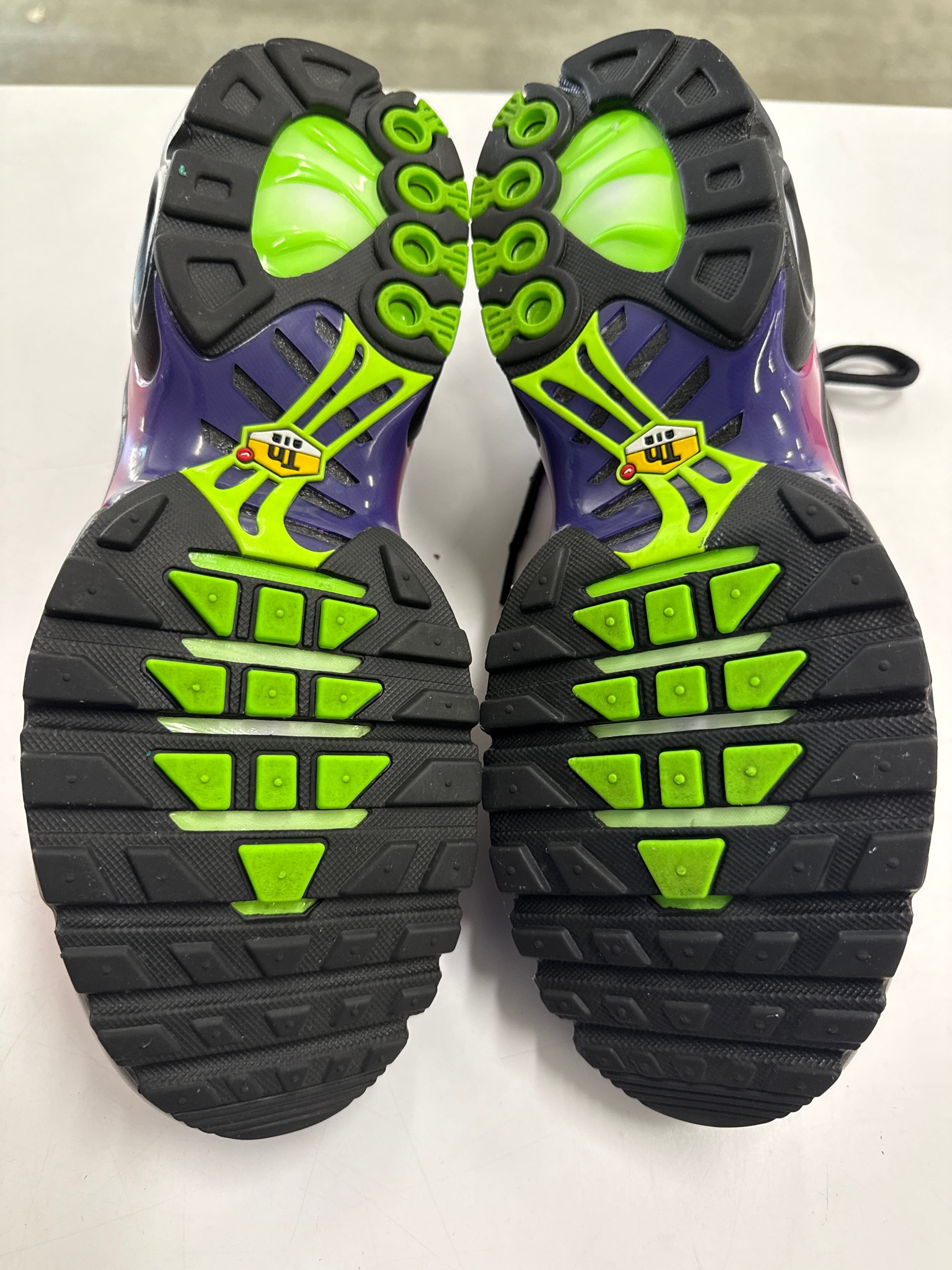 AIR MAX PLUS REBELLIOUS AIR FIREBERRY - SIZE 9 (WORN)