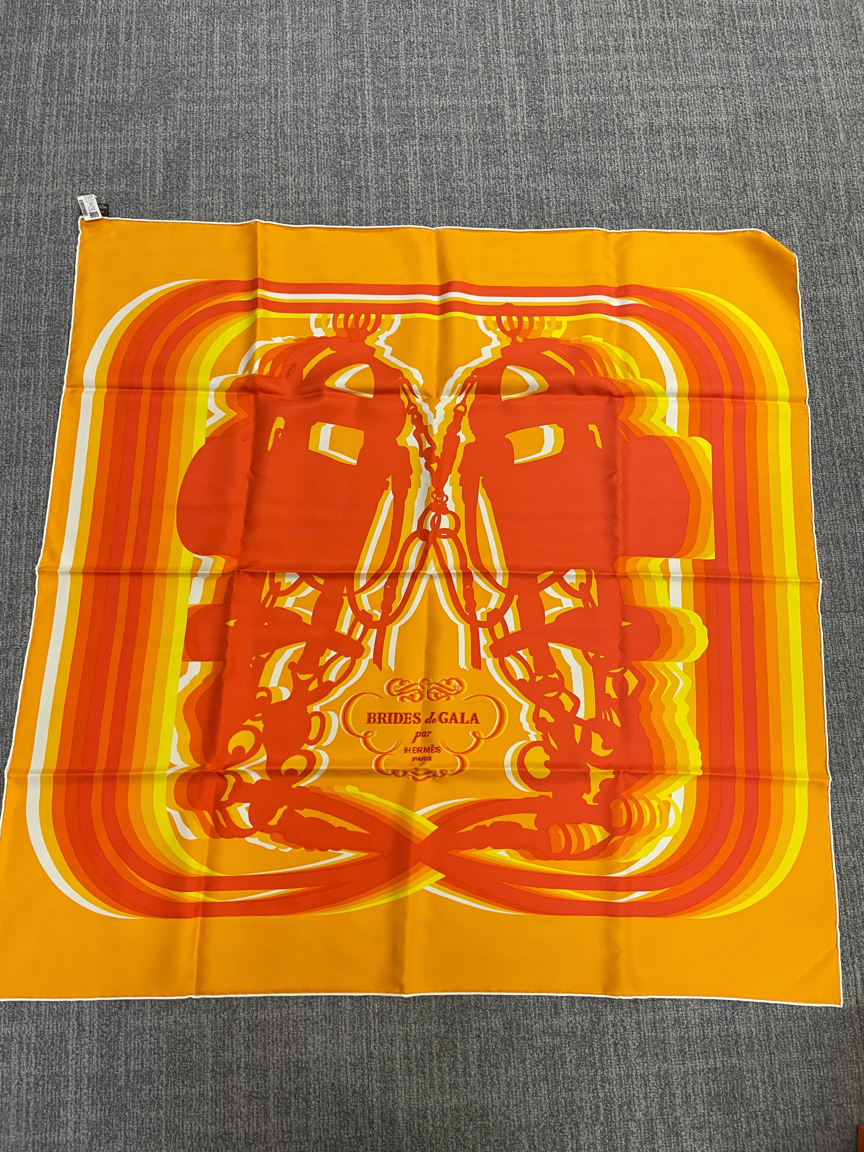 Hermès Silk 90 - 14 – Radiant Abstract Form in Amber and Tangerine ALC3495