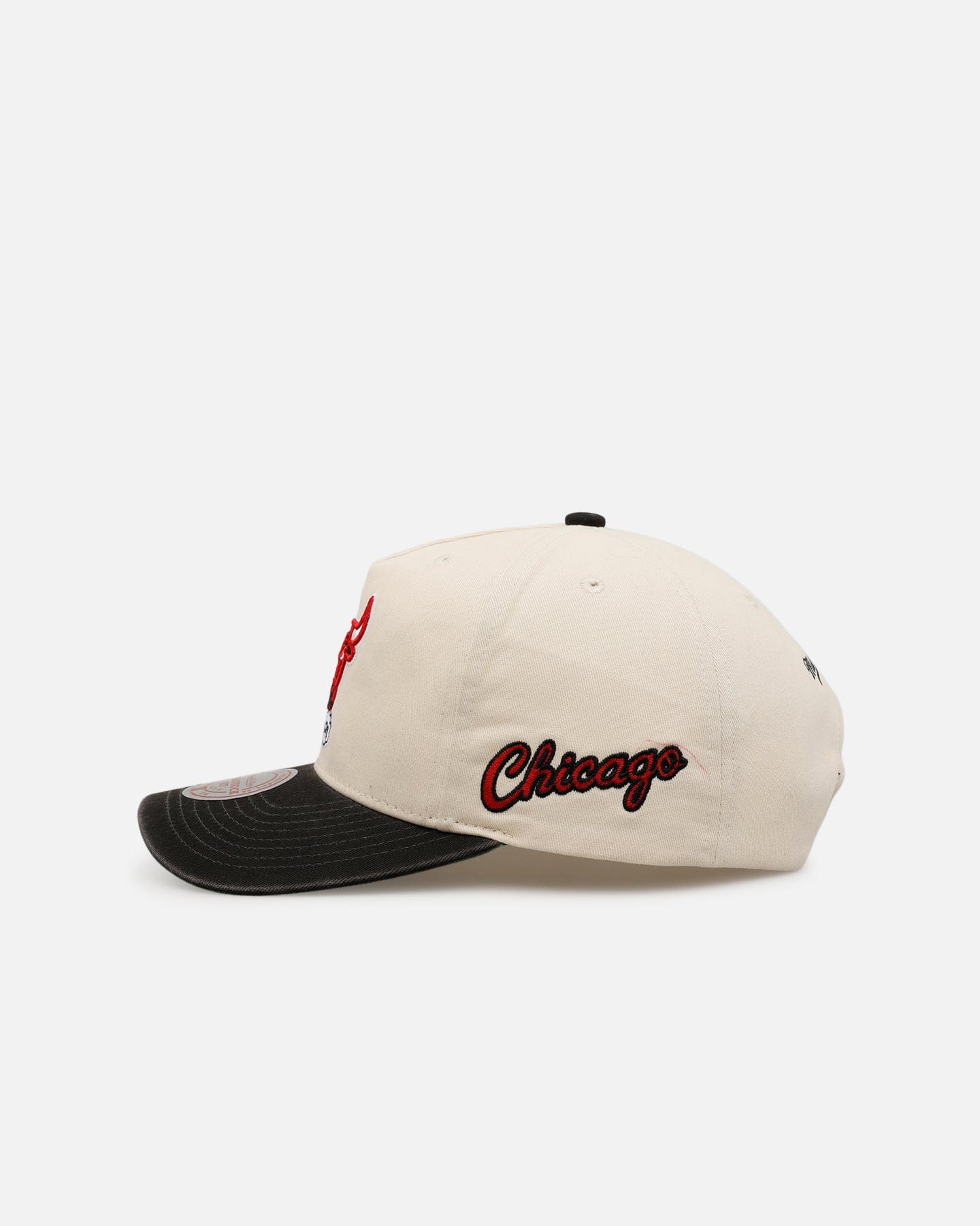 Mitchell & NESS Chicago Bulls Washed Cotton Deadstock Snapback Off White